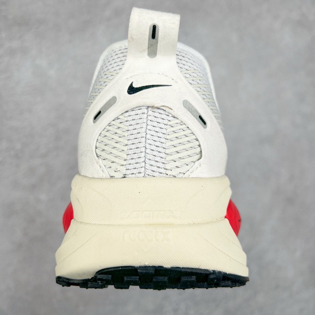 图片[8]-NK Air Zoom Vomero 18 轻便舒适公路跑步鞋 HM6803-001 质感柔软 弹力充沛 助力一路畅跑 乐享不停 厚实泡绵缔造舒适的回弹效果 铸就出色跑步表现 该鞋款轻盈透气 带你步入舒适新境界 疾速刺激感和非凡舒适脚感交织 定能让跑者在迈步间找到渴望已久的跑步乐趣 自如掌控跑步节奏、配速和里程 足底缓震配置赋予双足柔软舒适感受 助你一路畅跑 缓震设计 在双足触地时有助提供舒适脚感 搭载性能出众的 ZoomX 和 Cushlon 泡绵 营造柔软舒适脚感 助你稳稳迈步 基于跑者反馈 简化中底设计 带来出色舒适感 尺码：36 36.5 37.5 38 38.5 39 40 40.5 41 42 42.5 43 44 44.5 45 46-选品中心