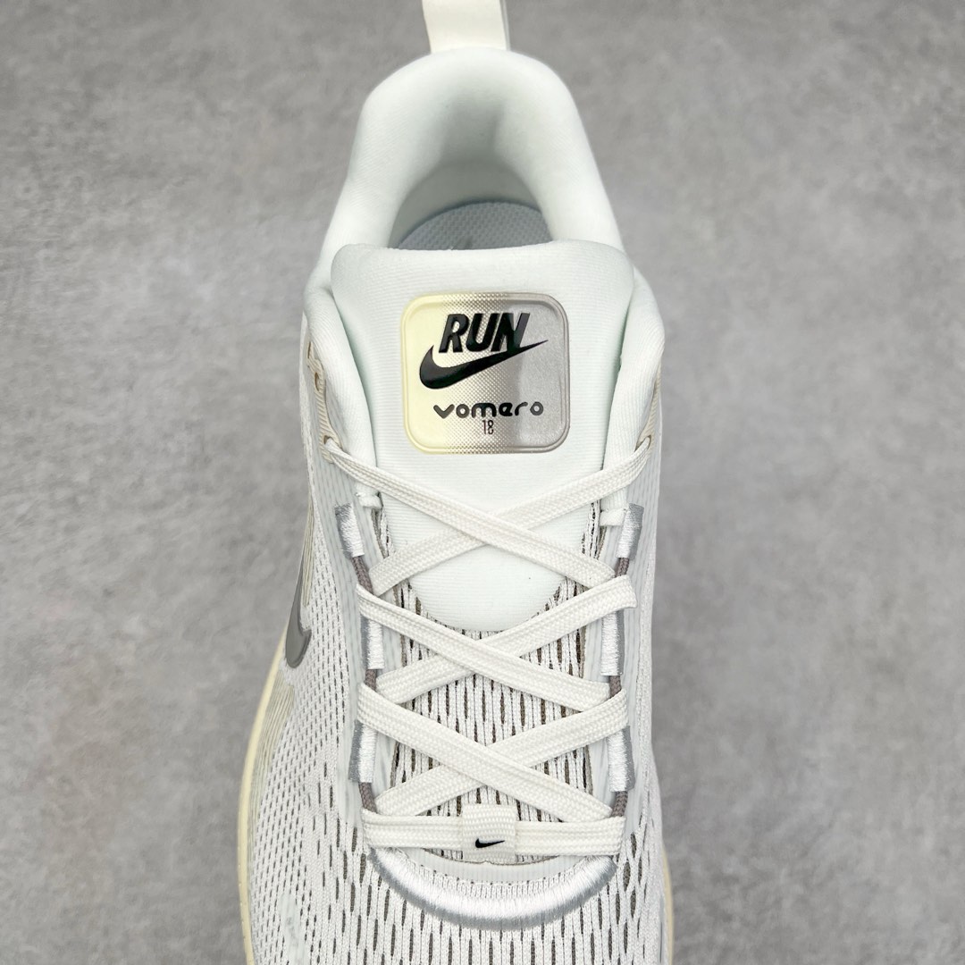 图片[5]-NK Air Zoom Vomero 18 轻便舒适公路跑步鞋 HM6803-001 质感柔软 弹力充沛 助力一路畅跑 乐享不停 厚实泡绵缔造舒适的回弹效果 铸就出色跑步表现 该鞋款轻盈透气 带你步入舒适新境界 疾速刺激感和非凡舒适脚感交织 定能让跑者在迈步间找到渴望已久的跑步乐趣 自如掌控跑步节奏、配速和里程 足底缓震配置赋予双足柔软舒适感受 助你一路畅跑 缓震设计 在双足触地时有助提供舒适脚感 搭载性能出众的 ZoomX 和 Cushlon 泡绵 营造柔软舒适脚感 助你稳稳迈步 基于跑者反馈 简化中底设计 带来出色舒适感 尺码：36 36.5 37.5 38 38.5 39 40 40.5 41 42 42.5 43 44 44.5 45 46-选品中心