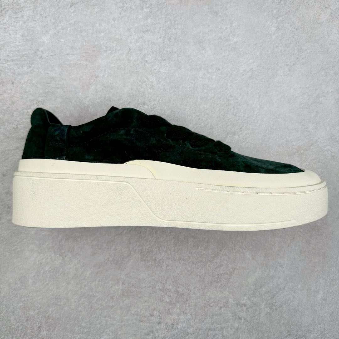 ＃纯原 AD Labcourt 百搭休闲轻松舒适耐磨透气低帮板鞋 ID6227 FOG平替单品 鞋面使用了绒毛麂皮 鞋面和鞋底连接处使用了包边处理 看起来更加精致有型 内里也使用了光滑的优质皮革 鞋垫上的LOGO彰显品牌身份 鞋子后脚跟处的英文 ENDINEERED FOR THE STYLE OF FUTURE译为 为未来的风格而设计 尺码：35.5 36 36.5 37 38 38.5 39 40 40.5 41 42 42.5 43 44 44.5 45-选品中心