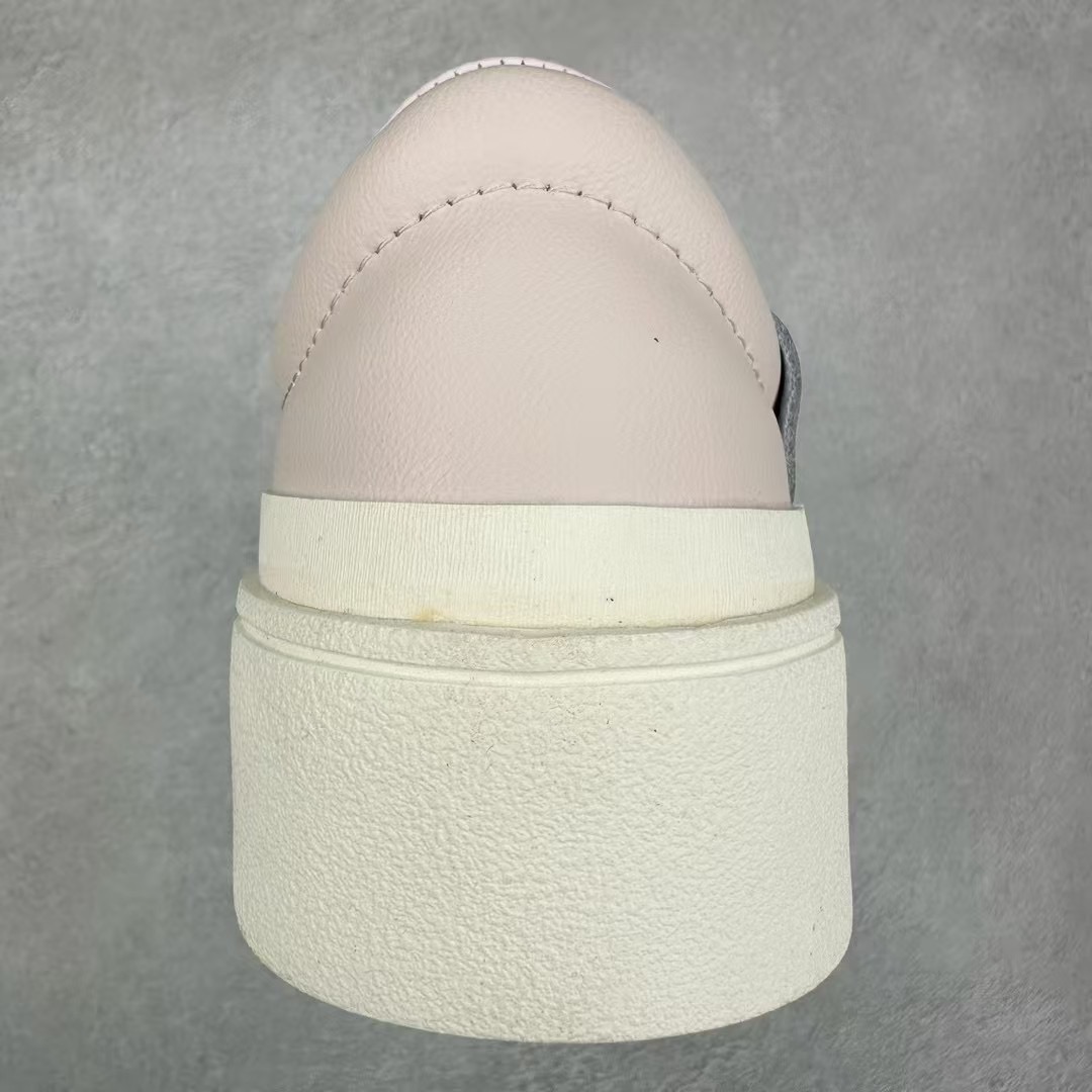 图片[8]-＃纯原 AD Labcourt 百搭休闲轻松舒适耐磨透气低帮板鞋 IF1711 FOG平替单品 鞋面使用了绒毛麂皮 鞋面和鞋底连接处使用了包边处理 看起来更加精致有型 内里也使用了光滑的优质皮革 鞋垫上的LOGO彰显品牌身份 鞋子后脚跟处的英文 ENDINEERED FOR THE STYLE OF FUTURE译为 为未来的风格而设计 尺码：35.5 36 36.5 37 38 38.5 39 40 40.5 41 42 42.5 43 44 44.5 45-选品中心