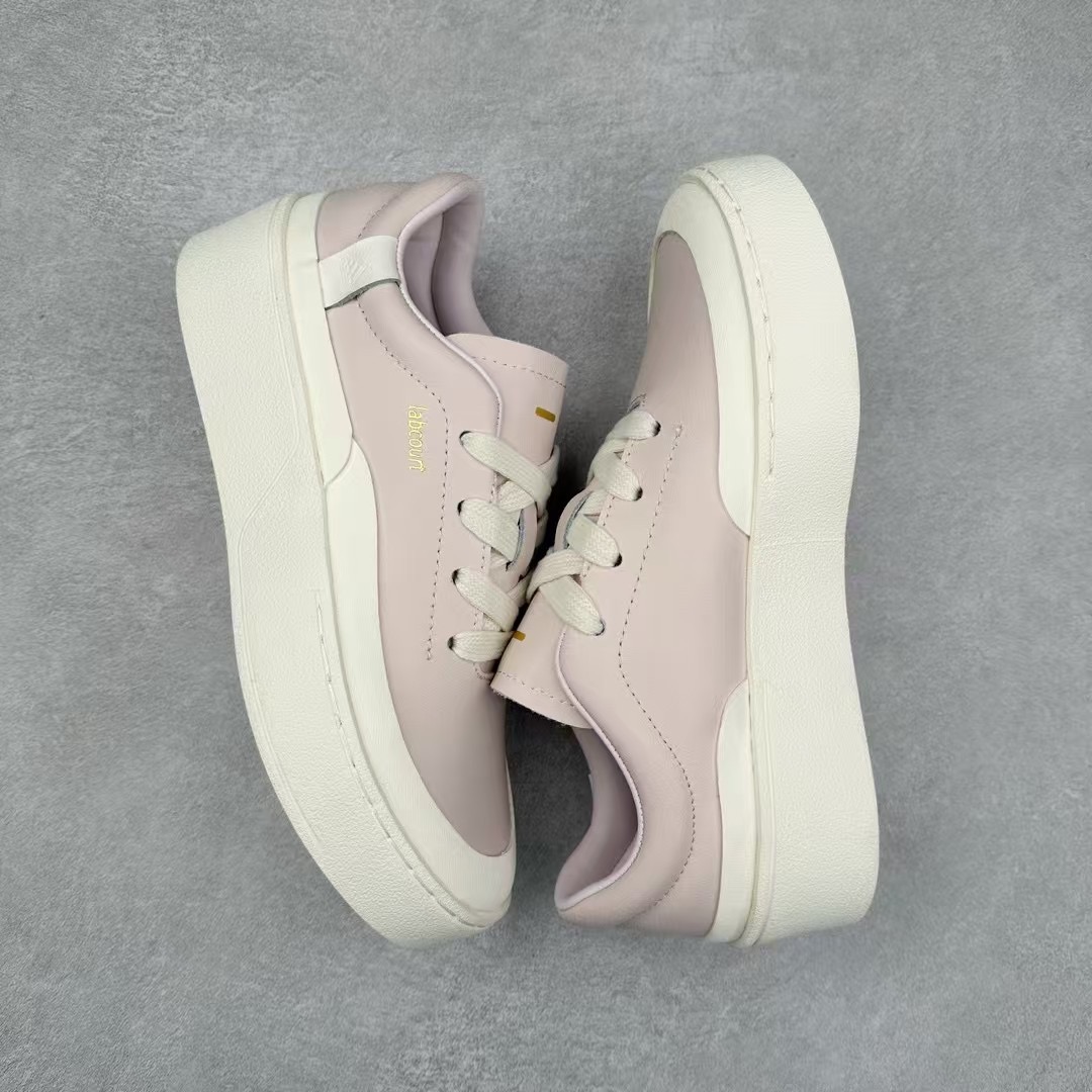 图片[3]-＃纯原 AD Labcourt 百搭休闲轻松舒适耐磨透气低帮板鞋 IF1711 FOG平替单品 鞋面使用了绒毛麂皮 鞋面和鞋底连接处使用了包边处理 看起来更加精致有型 内里也使用了光滑的优质皮革 鞋垫上的LOGO彰显品牌身份 鞋子后脚跟处的英文 ENDINEERED FOR THE STYLE OF FUTURE译为 为未来的风格而设计 尺码：35.5 36 36.5 37 38 38.5 39 40 40.5 41 42 42.5 43 44 44.5 45-选品中心