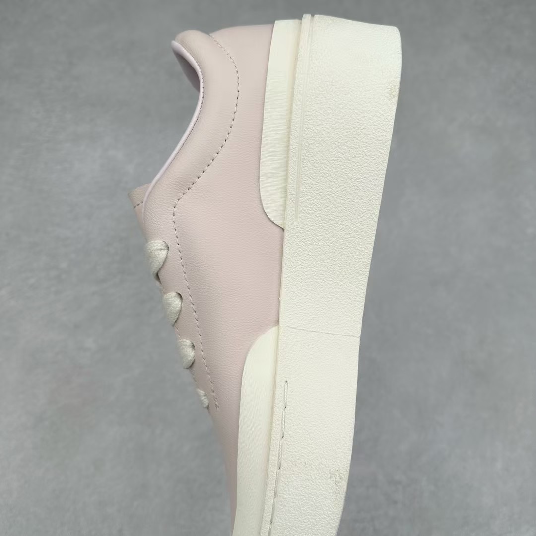 图片[7]-＃纯原 AD Labcourt 百搭休闲轻松舒适耐磨透气低帮板鞋 IF1711 FOG平替单品 鞋面使用了绒毛麂皮 鞋面和鞋底连接处使用了包边处理 看起来更加精致有型 内里也使用了光滑的优质皮革 鞋垫上的LOGO彰显品牌身份 鞋子后脚跟处的英文 ENDINEERED FOR THE STYLE OF FUTURE译为 为未来的风格而设计 尺码：35.5 36 36.5 37 38 38.5 39 40 40.5 41 42 42.5 43 44 44.5 45-选品中心