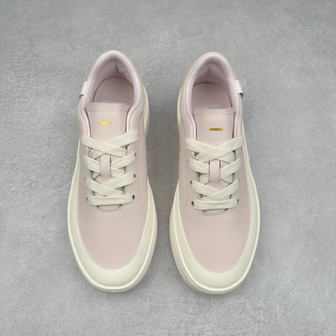 图片[2]-＃纯原 AD Labcourt 百搭休闲轻松舒适耐磨透气低帮板鞋 IF1711 FOG平替单品 鞋面使用了绒毛麂皮 鞋面和鞋底连接处使用了包边处理 看起来更加精致有型 内里也使用了光滑的优质皮革 鞋垫上的LOGO彰显品牌身份 鞋子后脚跟处的英文 ENDINEERED FOR THE STYLE OF FUTURE译为 为未来的风格而设计 尺码：35.5 36 36.5 37 38 38.5 39 40 40.5 41 42 42.5 43 44 44.5 45-选品中心