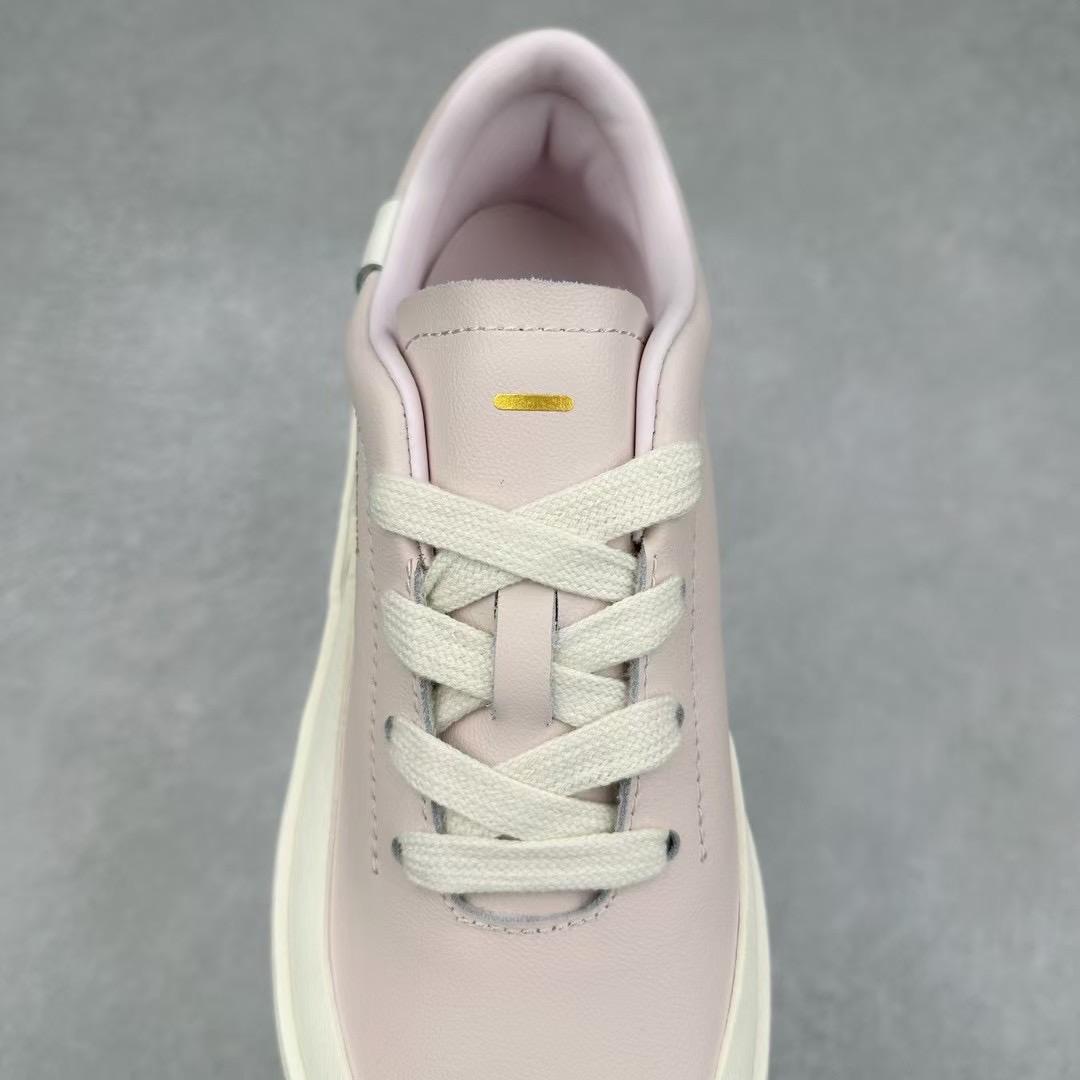 图片[5]-＃纯原 AD Labcourt 百搭休闲轻松舒适耐磨透气低帮板鞋 IF1711 FOG平替单品 鞋面使用了绒毛麂皮 鞋面和鞋底连接处使用了包边处理 看起来更加精致有型 内里也使用了光滑的优质皮革 鞋垫上的LOGO彰显品牌身份 鞋子后脚跟处的英文 ENDINEERED FOR THE STYLE OF FUTURE译为 为未来的风格而设计 尺码：35.5 36 36.5 37 38 38.5 39 40 40.5 41 42 42.5 43 44 44.5 45-选品中心