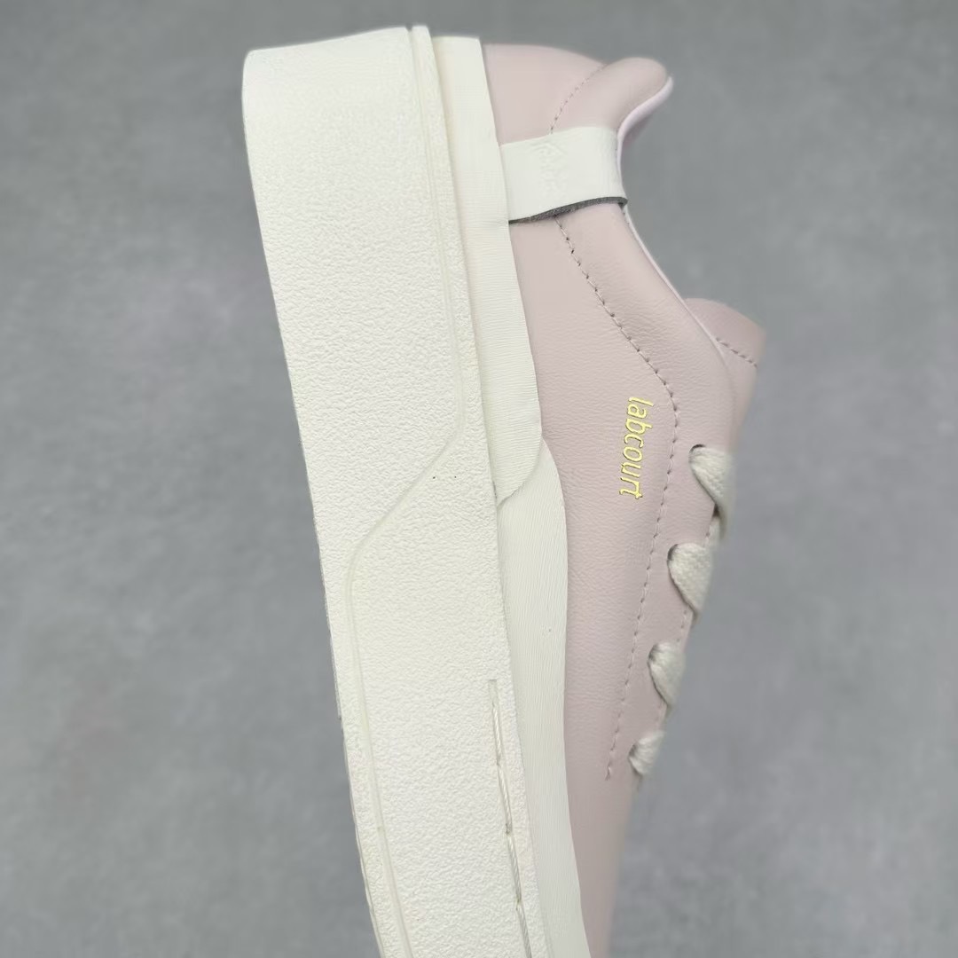 图片[6]-＃纯原 AD Labcourt 百搭休闲轻松舒适耐磨透气低帮板鞋 IF1711 FOG平替单品 鞋面使用了绒毛麂皮 鞋面和鞋底连接处使用了包边处理 看起来更加精致有型 内里也使用了光滑的优质皮革 鞋垫上的LOGO彰显品牌身份 鞋子后脚跟处的英文 ENDINEERED FOR THE STYLE OF FUTURE译为 为未来的风格而设计 尺码：35.5 36 36.5 37 38 38.5 39 40 40.5 41 42 42.5 43 44 44.5 45-选品中心