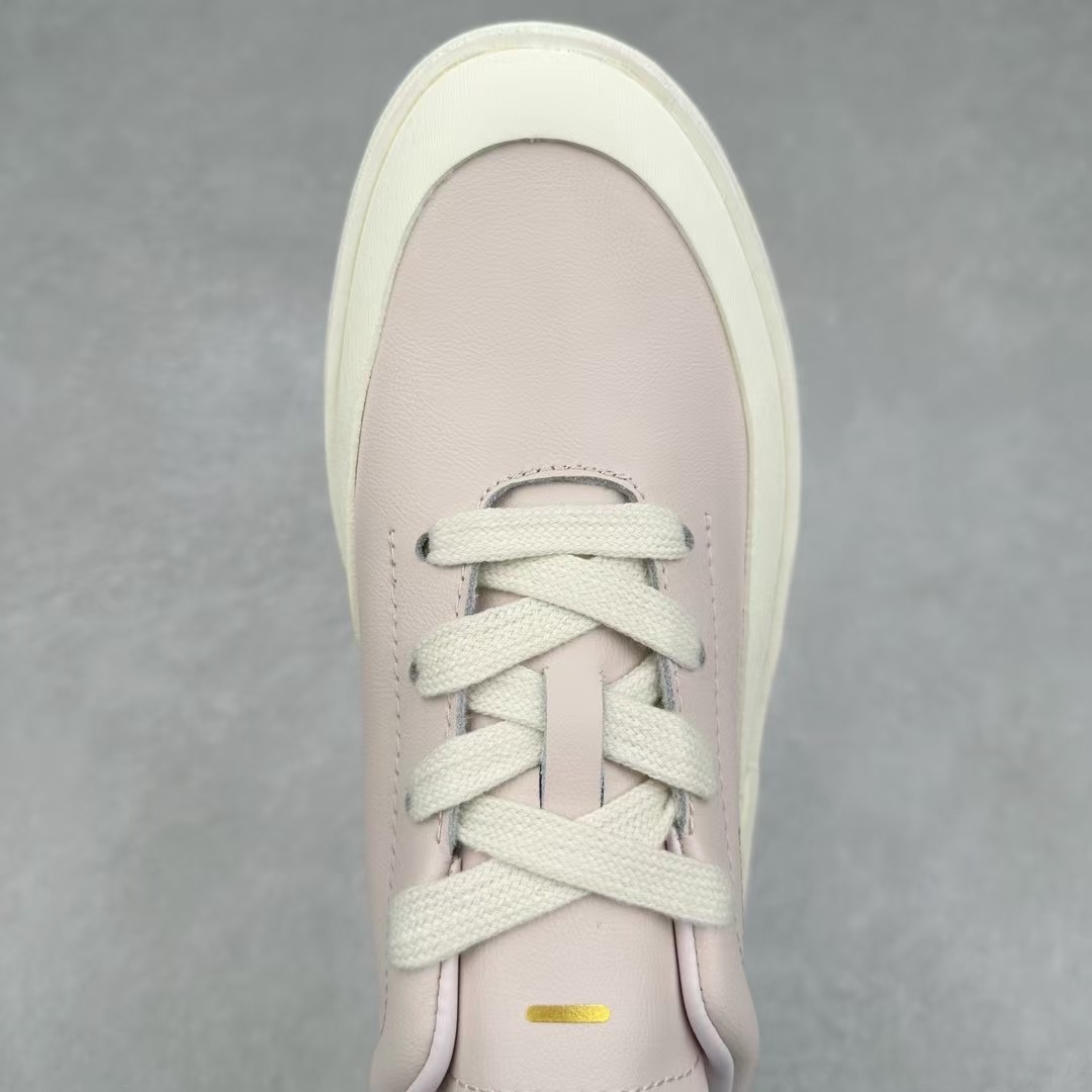 图片[4]-＃纯原 AD Labcourt 百搭休闲轻松舒适耐磨透气低帮板鞋 IF1711 FOG平替单品 鞋面使用了绒毛麂皮 鞋面和鞋底连接处使用了包边处理 看起来更加精致有型 内里也使用了光滑的优质皮革 鞋垫上的LOGO彰显品牌身份 鞋子后脚跟处的英文 ENDINEERED FOR THE STYLE OF FUTURE译为 为未来的风格而设计 尺码：35.5 36 36.5 37 38 38.5 39 40 40.5 41 42 42.5 43 44 44.5 45-选品中心