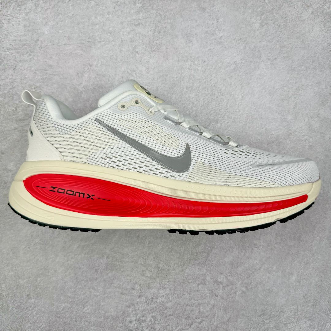 NK Air Zoom Vomero 18 轻便舒适公路跑步鞋 HM6803-001 质感柔软 弹力充沛 助力一路畅跑 乐享不停 厚实泡绵缔造舒适的回弹效果 铸就出色跑步表现 该鞋款轻盈透气 带你步入舒适新境界 疾速刺激感和非凡舒适脚感交织 定能让跑者在迈步间找到渴望已久的跑步乐趣 自如掌控跑步节奏、配速和里程 足底缓震配置赋予双足柔软舒适感受 助你一路畅跑 缓震设计 在双足触地时有助提供舒适脚感 搭载性能出众的 ZoomX 和 Cushlon 泡绵 营造柔软舒适脚感 助你稳稳迈步 基于跑者反馈 简化中底设计 带来出色舒适感 尺码：36 36.5 37.5 38 38.5 39 40 40.5 41 42 42.5 43 44 44.5 45 46-选品中心