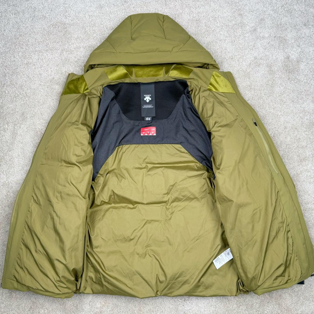 图片[4]-＃TZD DESCENTE SKI STYLE 迪桑特轻量薄款户外绗缝轻薄棉羽绒服 男款 DESCENTE（迪桑特）创立于1935年 品牌名取自法语词汇 意为“滑降” 品牌箭头标识代表滑雪的三种技术“高速直线滑行、穿越和侧滑 也寓意品牌在打造高端专业运动产品中不断追求完美的创新精神 致力于成为中国高端专业滑雪、综训、女子、铁人三项、高尔夫的第一品牌 辛苦一年啦 也该给男人买件像样的衣服啦 尺码：M L XL 2XL 3XL-选品中心