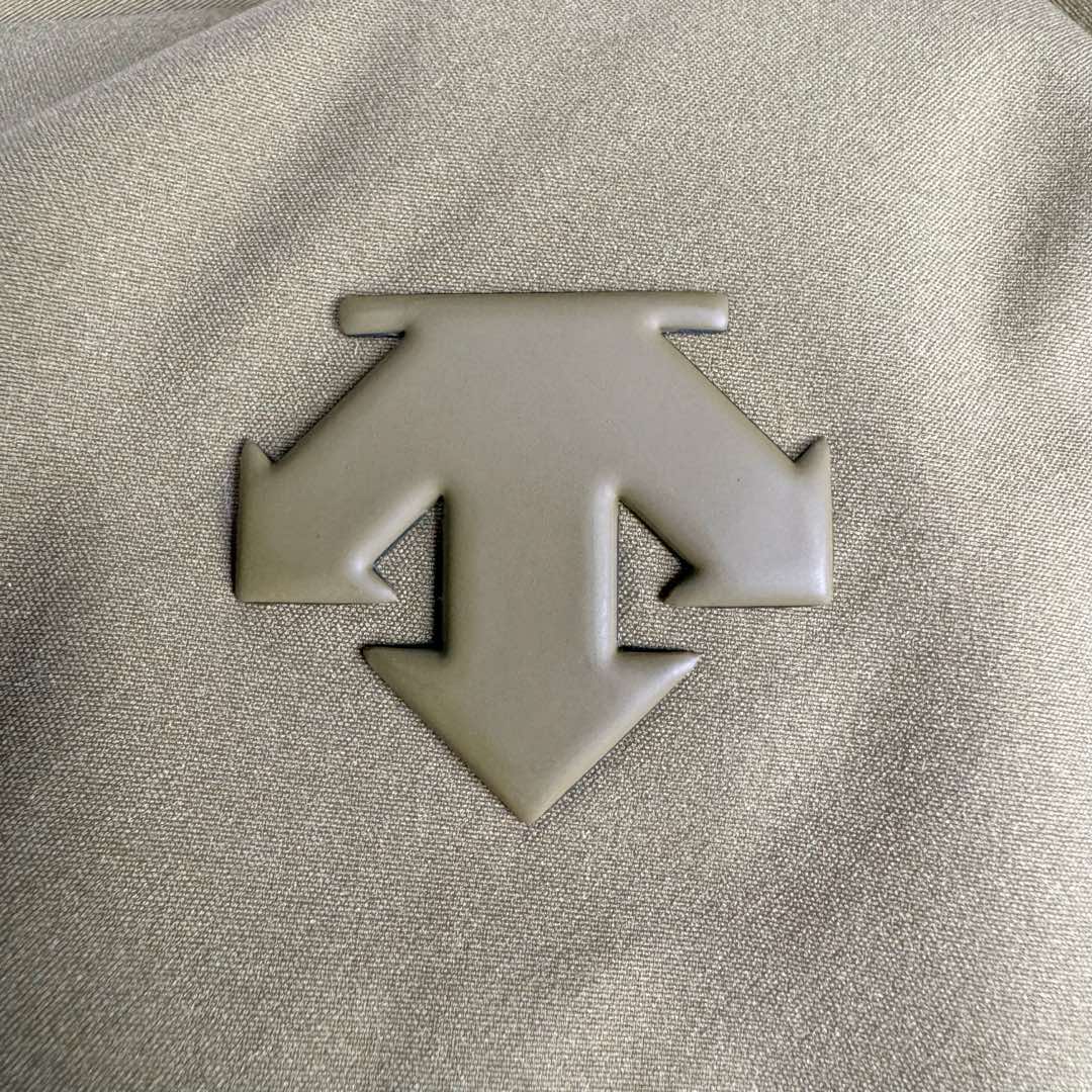 图片[14]-＃TZD DESCENTE SKI STYLE 迪桑特轻量薄款户外绗缝轻薄棉羽绒服 男款 DESCENTE（迪桑特）创立于1935年 品牌名取自法语词汇 意为“滑降” 品牌箭头标识代表滑雪的三种技术“高速直线滑行、穿越和侧滑 也寓意品牌在打造高端专业运动产品中不断追求完美的创新精神 致力于成为中国高端专业滑雪、综训、女子、铁人三项、高尔夫的第一品牌 辛苦一年啦 也该给男人买件像样的衣服啦 尺码：M L XL 2XL 3XL-选品中心