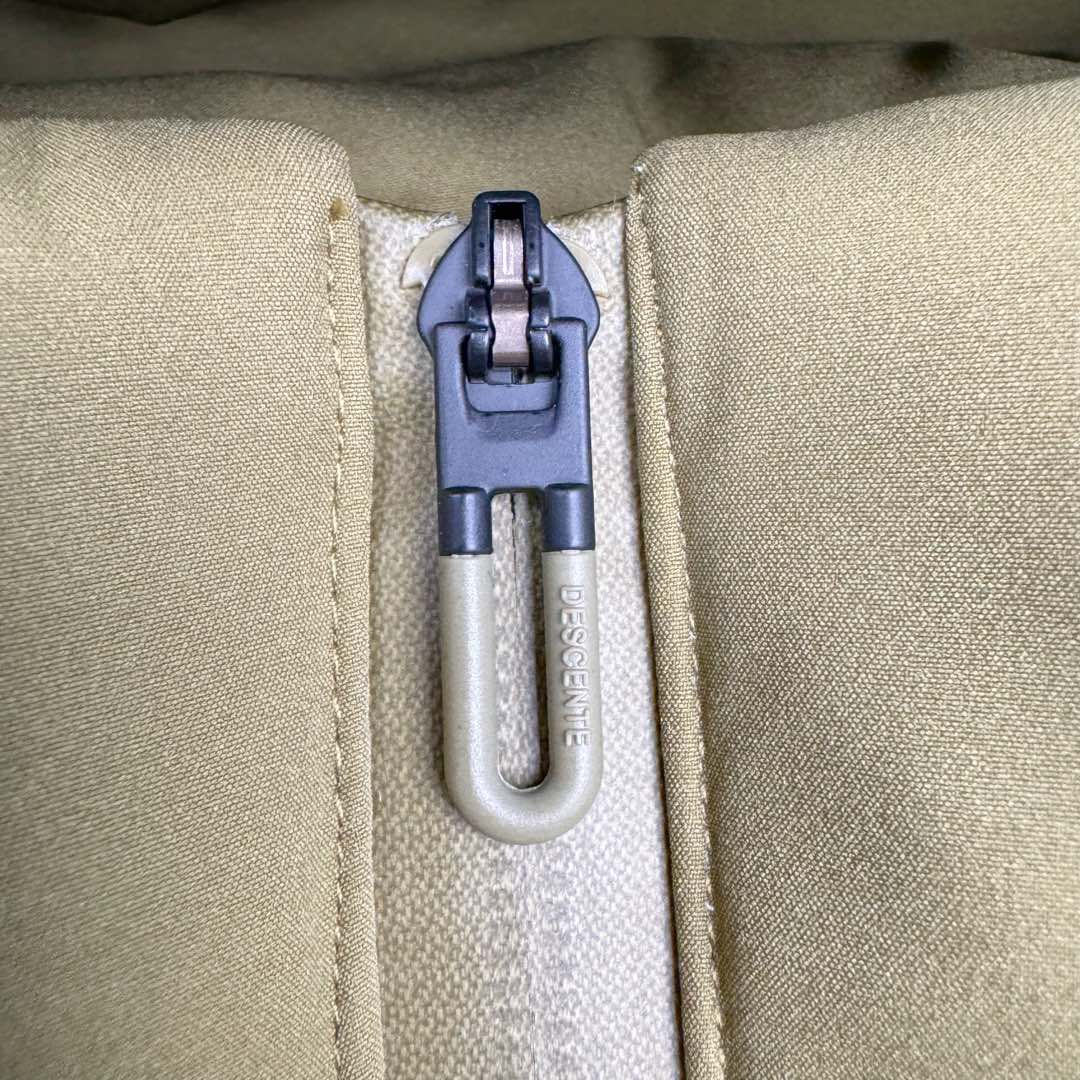 图片[17]-＃TZD DESCENTE SKI STYLE 迪桑特轻量薄款户外绗缝轻薄棉羽绒服 男款 DESCENTE（迪桑特）创立于1935年 品牌名取自法语词汇 意为“滑降” 品牌箭头标识代表滑雪的三种技术“高速直线滑行、穿越和侧滑 也寓意品牌在打造高端专业运动产品中不断追求完美的创新精神 致力于成为中国高端专业滑雪、综训、女子、铁人三项、高尔夫的第一品牌 辛苦一年啦 也该给男人买件像样的衣服啦 尺码：M L XL 2XL 3XL-选品中心