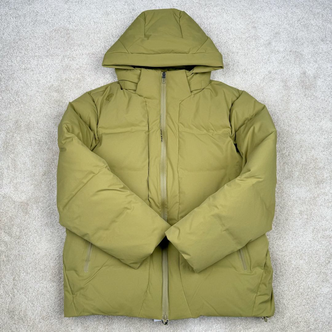 图片[2]-＃TZD DESCENTE SKI STYLE 迪桑特轻量薄款户外绗缝轻薄棉羽绒服 男款 DESCENTE（迪桑特）创立于1935年 品牌名取自法语词汇 意为“滑降” 品牌箭头标识代表滑雪的三种技术“高速直线滑行、穿越和侧滑 也寓意品牌在打造高端专业运动产品中不断追求完美的创新精神 致力于成为中国高端专业滑雪、综训、女子、铁人三项、高尔夫的第一品牌 辛苦一年啦 也该给男人买件像样的衣服啦 尺码：M L XL 2XL 3XL-选品中心