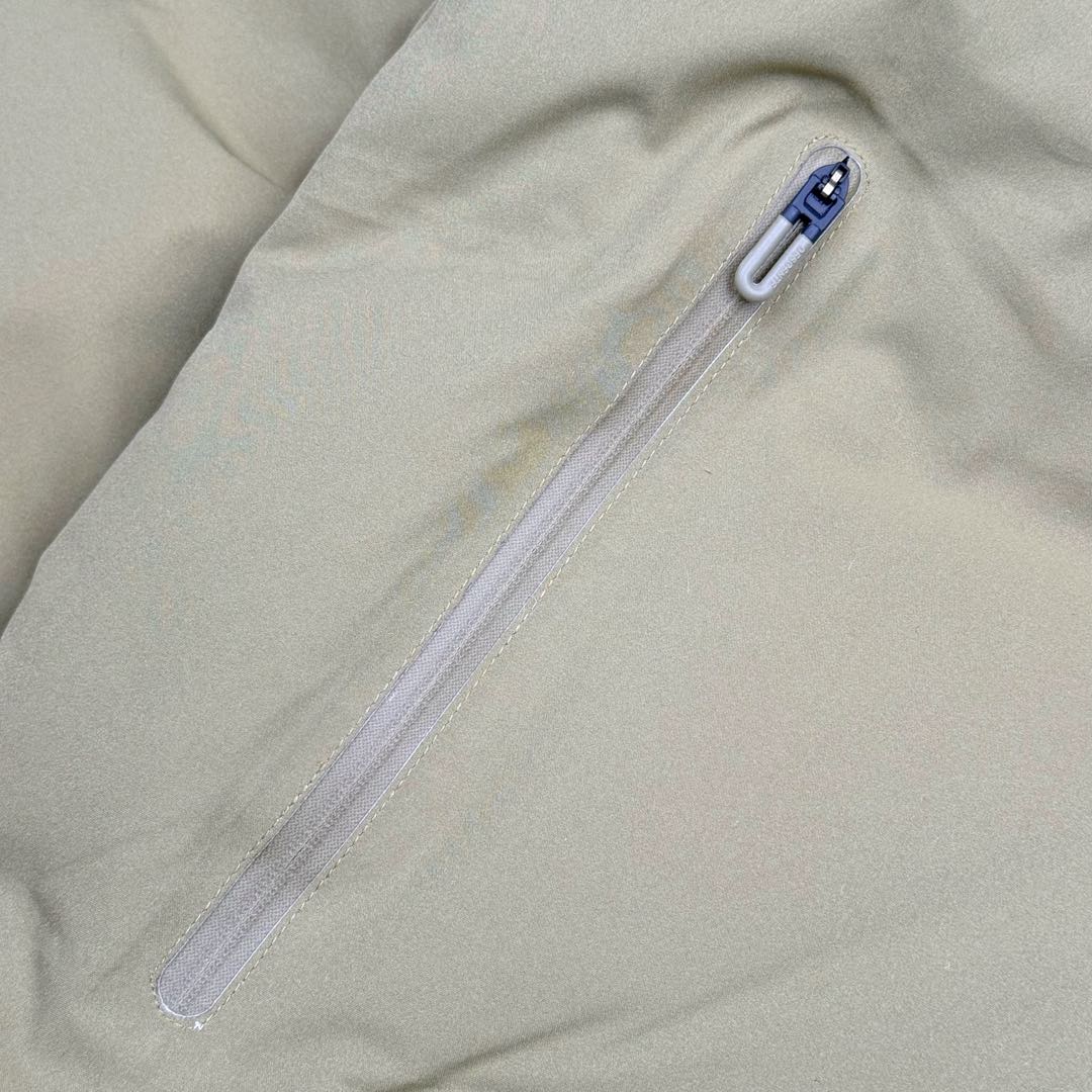 图片[16]-＃TZD DESCENTE SKI STYLE 迪桑特轻量薄款户外绗缝轻薄棉羽绒服 男款 DESCENTE（迪桑特）创立于1935年 品牌名取自法语词汇 意为“滑降” 品牌箭头标识代表滑雪的三种技术“高速直线滑行、穿越和侧滑 也寓意品牌在打造高端专业运动产品中不断追求完美的创新精神 致力于成为中国高端专业滑雪、综训、女子、铁人三项、高尔夫的第一品牌 辛苦一年啦 也该给男人买件像样的衣服啦 尺码：M L XL 2XL 3XL-选品中心