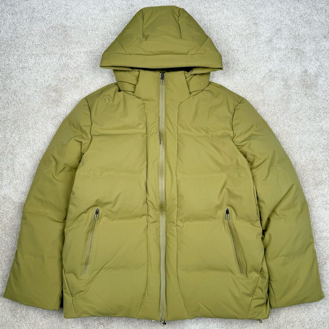 ＃TZD DESCENTE SKI STYLE 迪桑特轻量薄款户外绗缝轻薄棉羽绒服 男款 DESCENTE（迪桑特）创立于1935年 品牌名取自法语词汇 意为“滑降” 品牌箭头标识代表滑雪的三种技术“高速直线滑行、穿越和侧滑 也寓意品牌在打造高端专业运动产品中不断追求完美的创新精神 致力于成为中国高端专业滑雪、综训、女子、铁人三项、高尔夫的第一品牌 辛苦一年啦 也该给男人买件像样的衣服啦 尺码：M L XL 2XL 3XL-选品中心