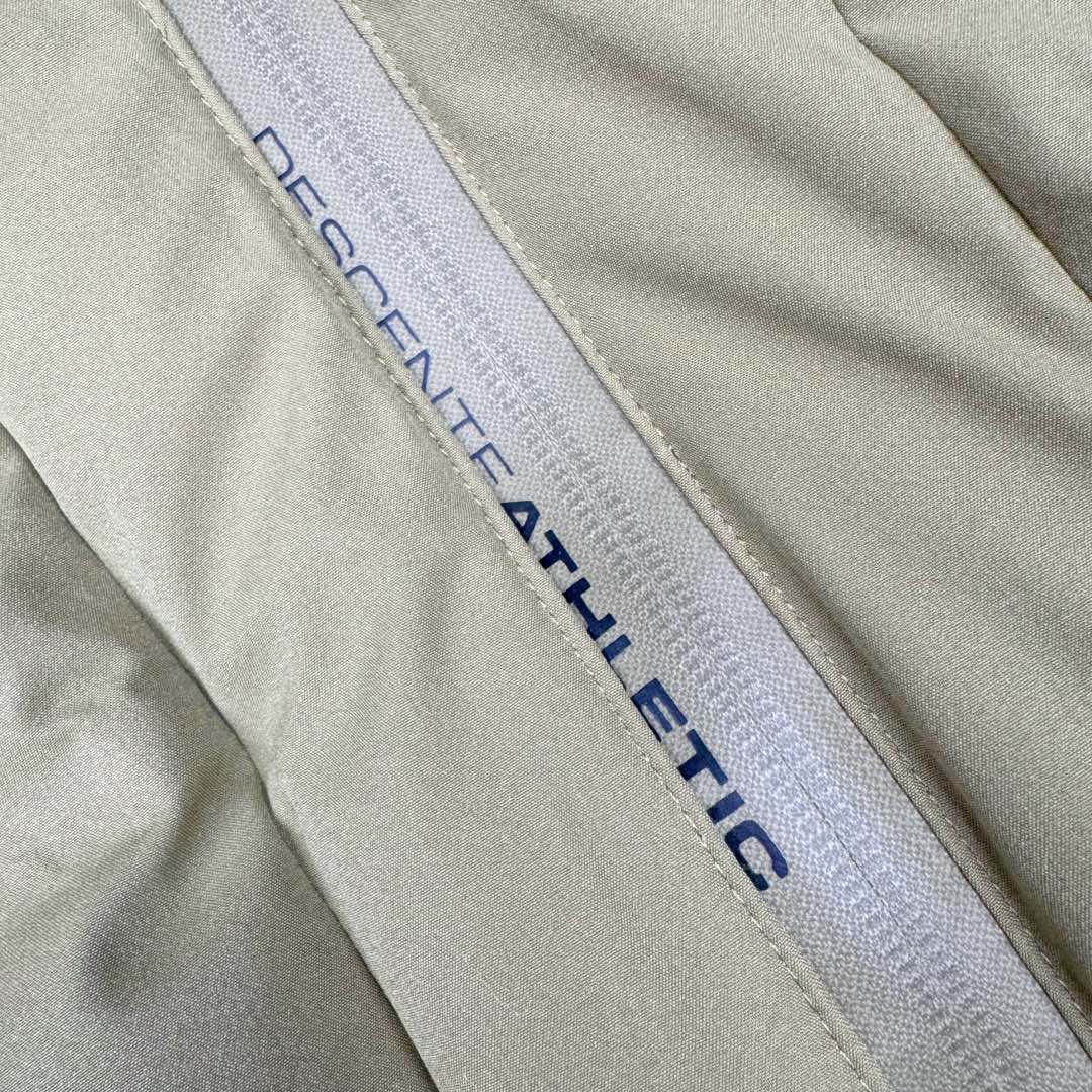 图片[15]-＃TZD DESCENTE SKI STYLE 迪桑特轻量薄款户外绗缝轻薄棉羽绒服 男款 DESCENTE（迪桑特）创立于1935年 品牌名取自法语词汇 意为“滑降” 品牌箭头标识代表滑雪的三种技术“高速直线滑行、穿越和侧滑 也寓意品牌在打造高端专业运动产品中不断追求完美的创新精神 致力于成为中国高端专业滑雪、综训、女子、铁人三项、高尔夫的第一品牌 辛苦一年啦 也该给男人买件像样的衣服啦 尺码：M L XL 2XL 3XL-选品中心