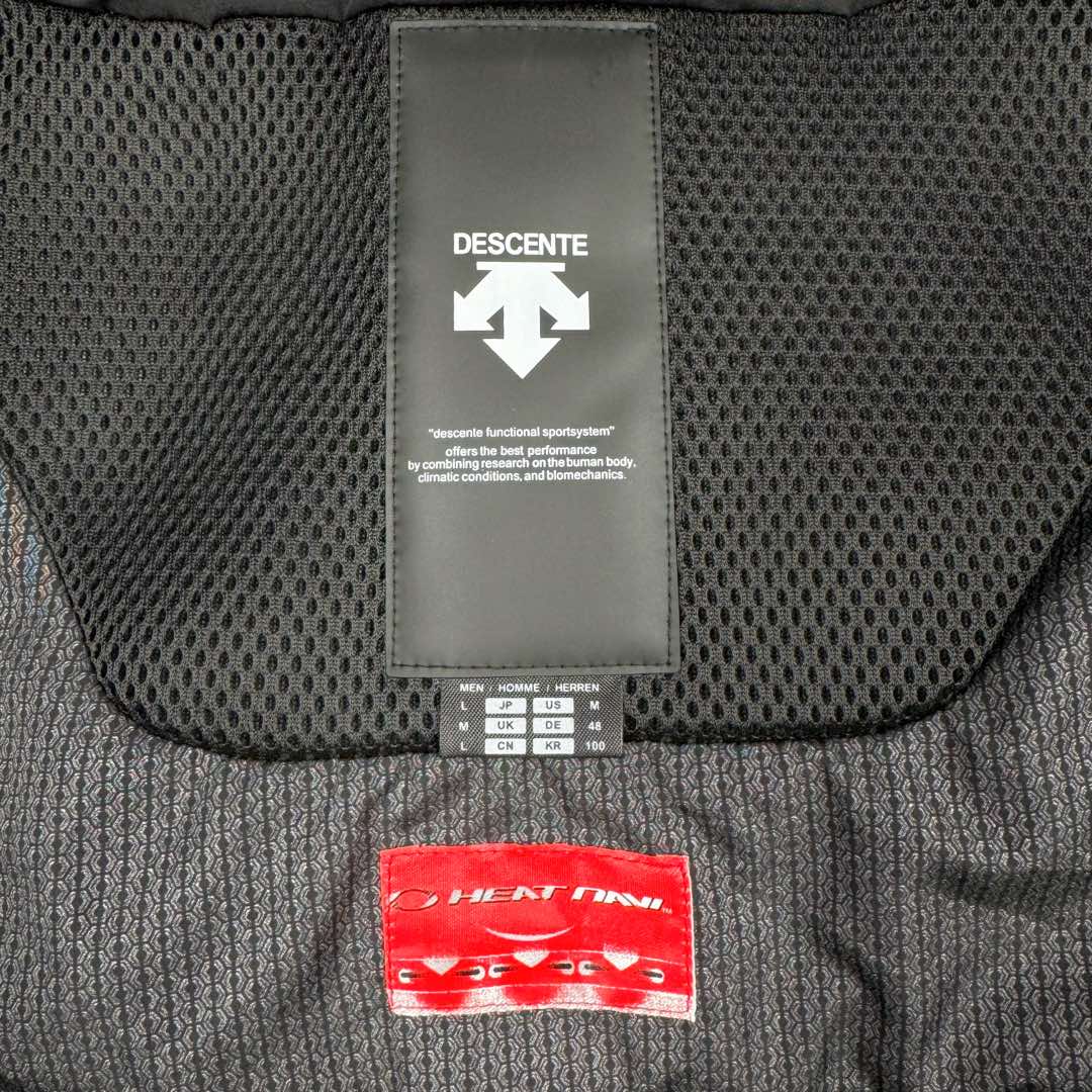 图片[16]-＃TZD DESCENTE SKI STYLE 迪桑特轻量薄款户外绗缝轻薄棉羽绒服 男款 DESCENTE（迪桑特）创立于1935年 品牌名取自法语词汇 意为“滑降” 品牌箭头标识代表滑雪的三种技术“高速直线滑行、穿越和侧滑 也寓意品牌在打造高端专业运动产品中不断追求完美的创新精神 致力于成为中国高端专业滑雪、综训、女子、铁人三项、高尔夫的第一品牌 辛苦一年啦 也该给男人买件像样的衣服啦 尺码：M L XL 2XL 3XL-选品中心