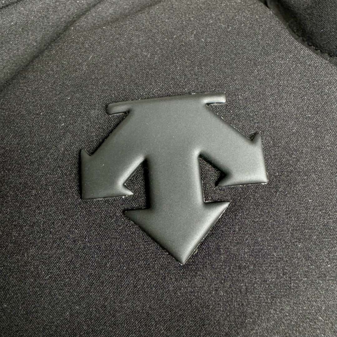 图片[13]-＃TZD DESCENTE SKI STYLE 迪桑特轻量薄款户外绗缝轻薄棉羽绒服 男款 DESCENTE（迪桑特）创立于1935年 品牌名取自法语词汇 意为“滑降” 品牌箭头标识代表滑雪的三种技术“高速直线滑行、穿越和侧滑 也寓意品牌在打造高端专业运动产品中不断追求完美的创新精神 致力于成为中国高端专业滑雪、综训、女子、铁人三项、高尔夫的第一品牌 辛苦一年啦 也该给男人买件像样的衣服啦 尺码：M L XL 2XL 3XL-选品中心