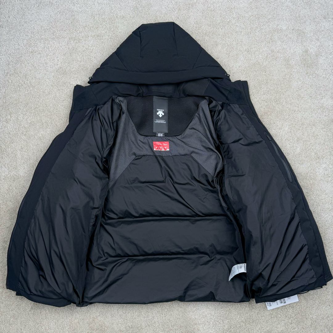 图片[4]-＃TZD DESCENTE SKI STYLE 迪桑特轻量薄款户外绗缝轻薄棉羽绒服 男款 DESCENTE（迪桑特）创立于1935年 品牌名取自法语词汇 意为“滑降” 品牌箭头标识代表滑雪的三种技术“高速直线滑行、穿越和侧滑 也寓意品牌在打造高端专业运动产品中不断追求完美的创新精神 致力于成为中国高端专业滑雪、综训、女子、铁人三项、高尔夫的第一品牌 辛苦一年啦 也该给男人买件像样的衣服啦 尺码：M L XL 2XL 3XL-选品中心