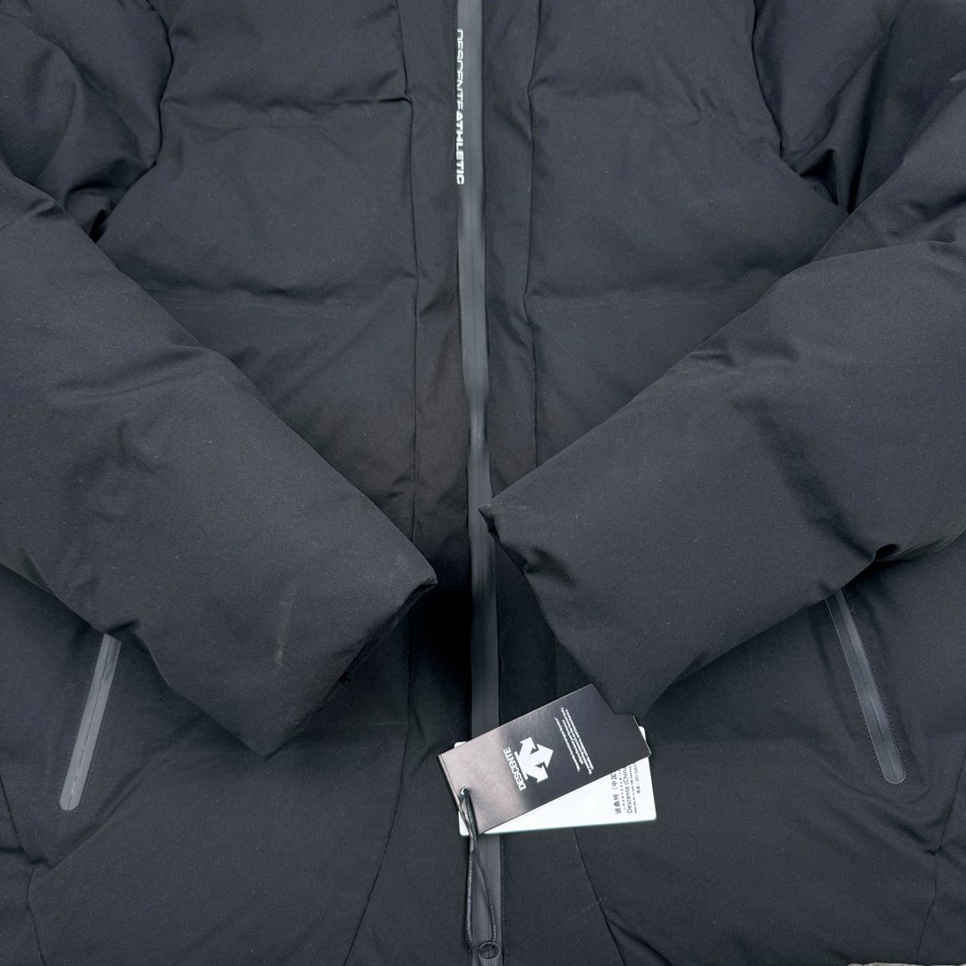 图片[8]-＃TZD DESCENTE SKI STYLE 迪桑特轻量薄款户外绗缝轻薄棉羽绒服 男款 DESCENTE（迪桑特）创立于1935年 品牌名取自法语词汇 意为“滑降” 品牌箭头标识代表滑雪的三种技术“高速直线滑行、穿越和侧滑 也寓意品牌在打造高端专业运动产品中不断追求完美的创新精神 致力于成为中国高端专业滑雪、综训、女子、铁人三项、高尔夫的第一品牌 辛苦一年啦 也该给男人买件像样的衣服啦 尺码：M L XL 2XL 3XL-选品中心