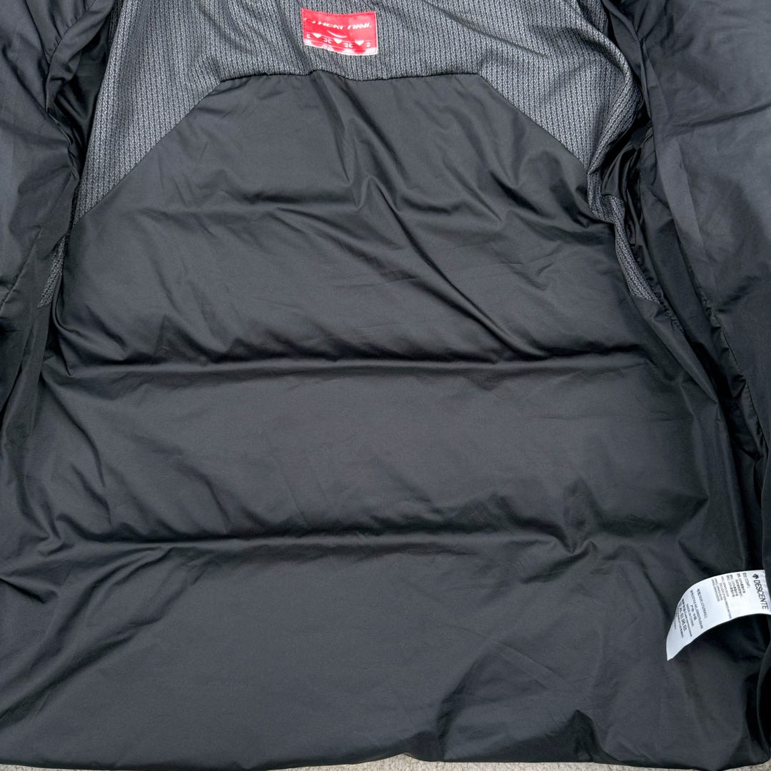 图片[12]-＃TZD DESCENTE SKI STYLE 迪桑特轻量薄款户外绗缝轻薄棉羽绒服 男款 DESCENTE（迪桑特）创立于1935年 品牌名取自法语词汇 意为“滑降” 品牌箭头标识代表滑雪的三种技术“高速直线滑行、穿越和侧滑 也寓意品牌在打造高端专业运动产品中不断追求完美的创新精神 致力于成为中国高端专业滑雪、综训、女子、铁人三项、高尔夫的第一品牌 辛苦一年啦 也该给男人买件像样的衣服啦 尺码：M L XL 2XL 3XL-选品中心