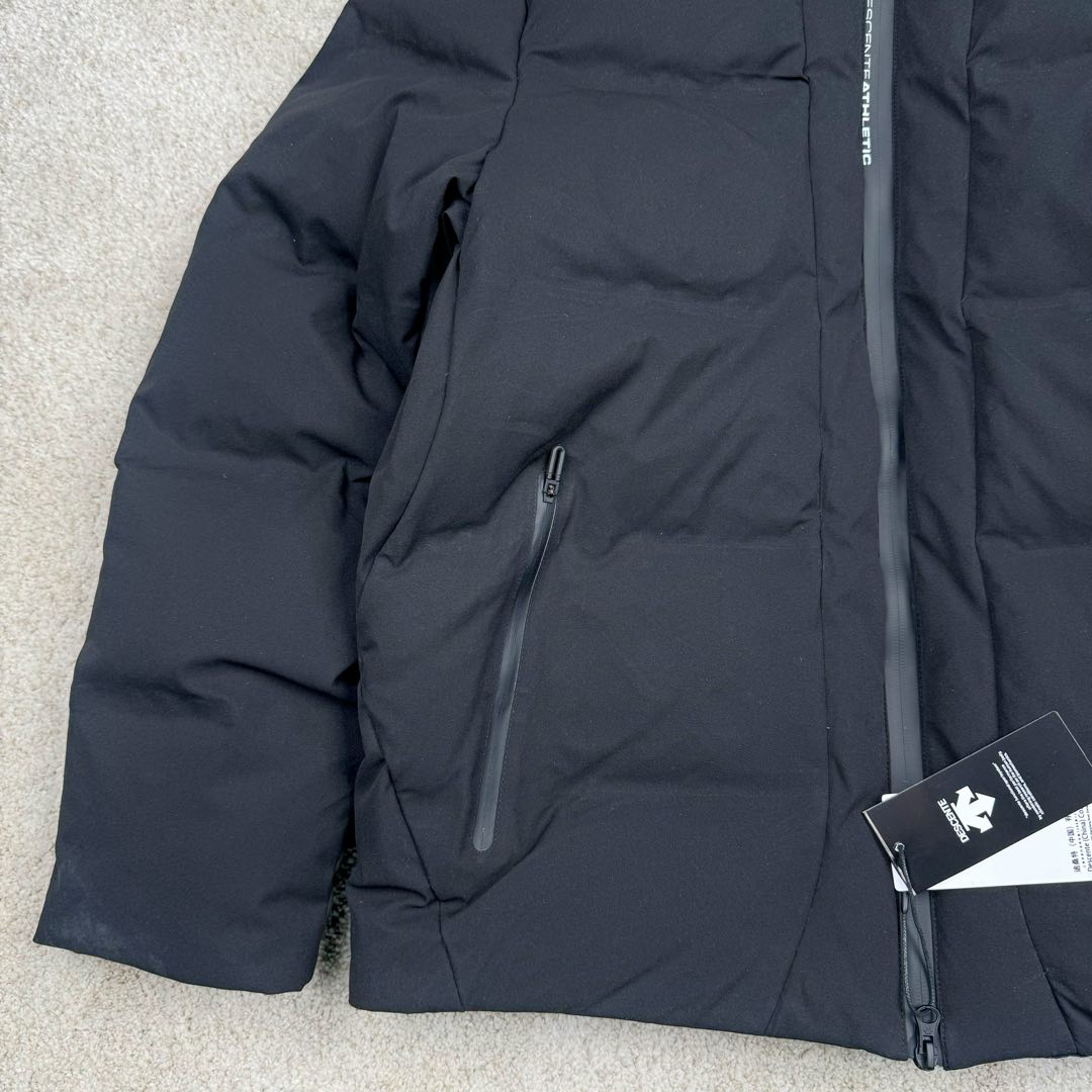 图片[6]-＃TZD DESCENTE SKI STYLE 迪桑特轻量薄款户外绗缝轻薄棉羽绒服 男款 DESCENTE（迪桑特）创立于1935年 品牌名取自法语词汇 意为“滑降” 品牌箭头标识代表滑雪的三种技术“高速直线滑行、穿越和侧滑 也寓意品牌在打造高端专业运动产品中不断追求完美的创新精神 致力于成为中国高端专业滑雪、综训、女子、铁人三项、高尔夫的第一品牌 辛苦一年啦 也该给男人买件像样的衣服啦 尺码：M L XL 2XL 3XL-选品中心