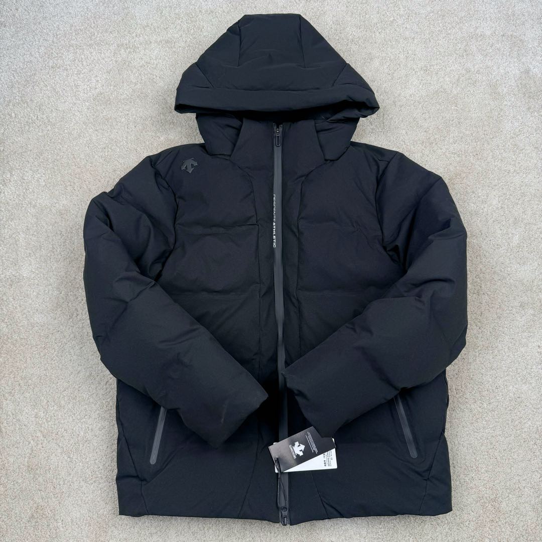 图片[2]-＃TZD DESCENTE SKI STYLE 迪桑特轻量薄款户外绗缝轻薄棉羽绒服 男款 DESCENTE（迪桑特）创立于1935年 品牌名取自法语词汇 意为“滑降” 品牌箭头标识代表滑雪的三种技术“高速直线滑行、穿越和侧滑 也寓意品牌在打造高端专业运动产品中不断追求完美的创新精神 致力于成为中国高端专业滑雪、综训、女子、铁人三项、高尔夫的第一品牌 辛苦一年啦 也该给男人买件像样的衣服啦 尺码：M L XL 2XL 3XL-选品中心