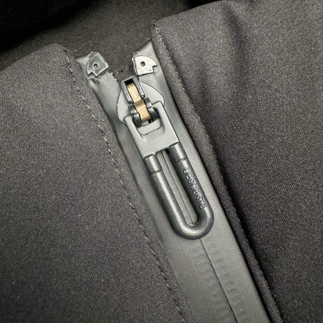 图片[17]-＃TZD DESCENTE SKI STYLE 迪桑特轻量薄款户外绗缝轻薄棉羽绒服 男款 DESCENTE（迪桑特）创立于1935年 品牌名取自法语词汇 意为“滑降” 品牌箭头标识代表滑雪的三种技术“高速直线滑行、穿越和侧滑 也寓意品牌在打造高端专业运动产品中不断追求完美的创新精神 致力于成为中国高端专业滑雪、综训、女子、铁人三项、高尔夫的第一品牌 辛苦一年啦 也该给男人买件像样的衣服啦 尺码：M L XL 2XL 3XL-选品中心