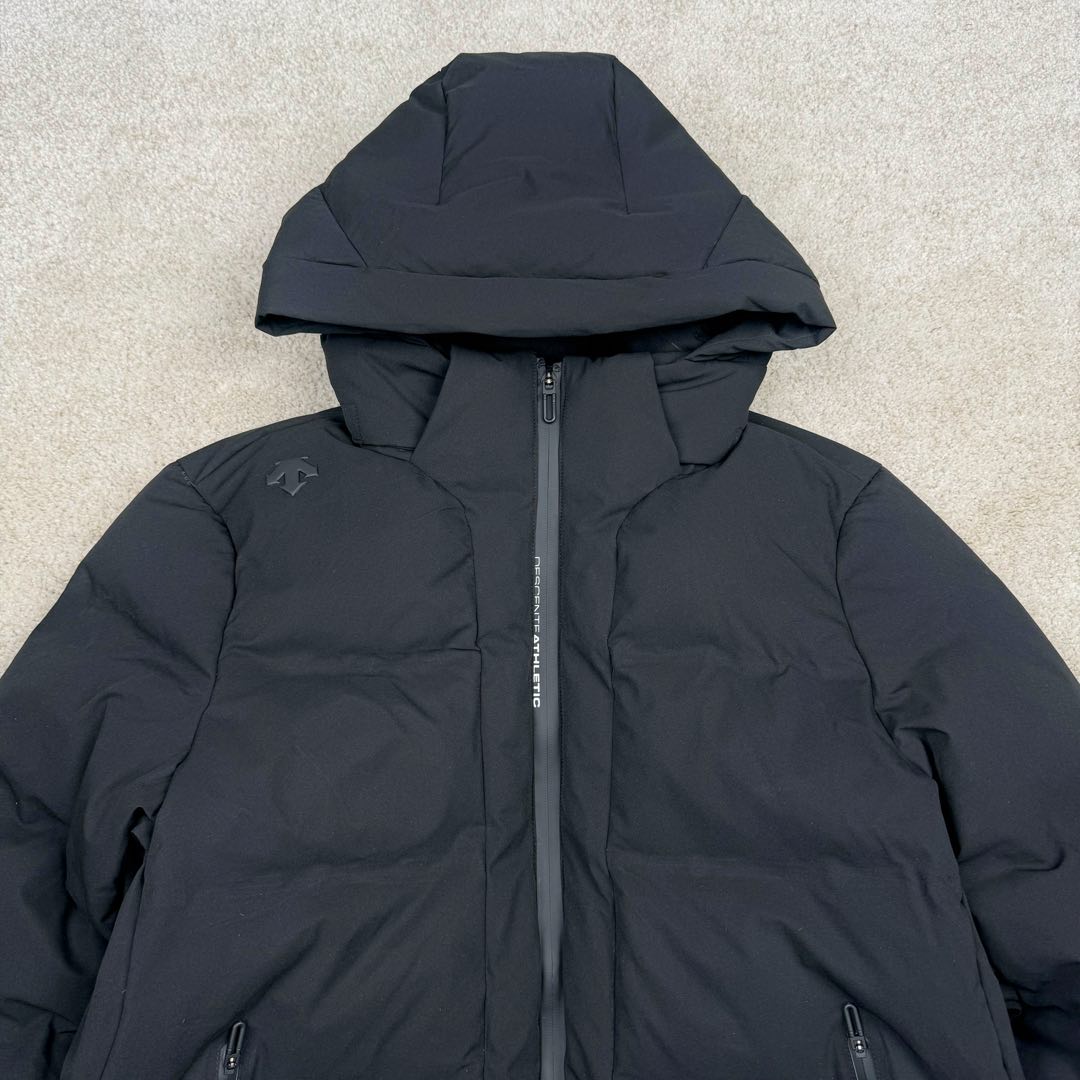 图片[5]-＃TZD DESCENTE SKI STYLE 迪桑特轻量薄款户外绗缝轻薄棉羽绒服 男款 DESCENTE（迪桑特）创立于1935年 品牌名取自法语词汇 意为“滑降” 品牌箭头标识代表滑雪的三种技术“高速直线滑行、穿越和侧滑 也寓意品牌在打造高端专业运动产品中不断追求完美的创新精神 致力于成为中国高端专业滑雪、综训、女子、铁人三项、高尔夫的第一品牌 辛苦一年啦 也该给男人买件像样的衣服啦 尺码：M L XL 2XL 3XL-选品中心