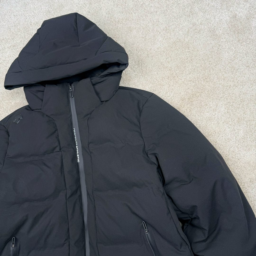 图片[10]-＃TZD DESCENTE SKI STYLE 迪桑特轻量薄款户外绗缝轻薄棉羽绒服 男款 DESCENTE（迪桑特）创立于1935年 品牌名取自法语词汇 意为“滑降” 品牌箭头标识代表滑雪的三种技术“高速直线滑行、穿越和侧滑 也寓意品牌在打造高端专业运动产品中不断追求完美的创新精神 致力于成为中国高端专业滑雪、综训、女子、铁人三项、高尔夫的第一品牌 辛苦一年啦 也该给男人买件像样的衣服啦 尺码：M L XL 2XL 3XL-选品中心