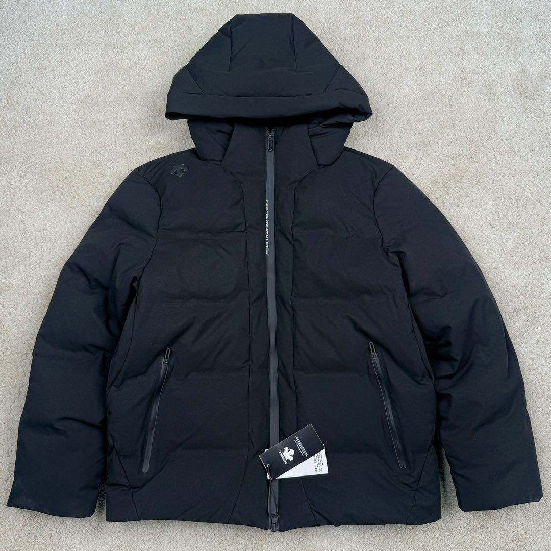 ＃TZD DESCENTE SKI STYLE 迪桑特轻量薄款户外绗缝轻薄棉羽绒服 男款 DESCENTE（迪桑特）创立于1935年 品牌名取自法语词汇 意为“滑降” 品牌箭头标识代表滑雪的三种技术“高速直线滑行、穿越和侧滑 也寓意品牌在打造高端专业运动产品中不断追求完美的创新精神 致力于成为中国高端专业滑雪、综训、女子、铁人三项、高尔夫的第一品牌 辛苦一年啦 也该给男人买件像样的衣服啦 尺码：M L XL 2XL 3XL-选品中心