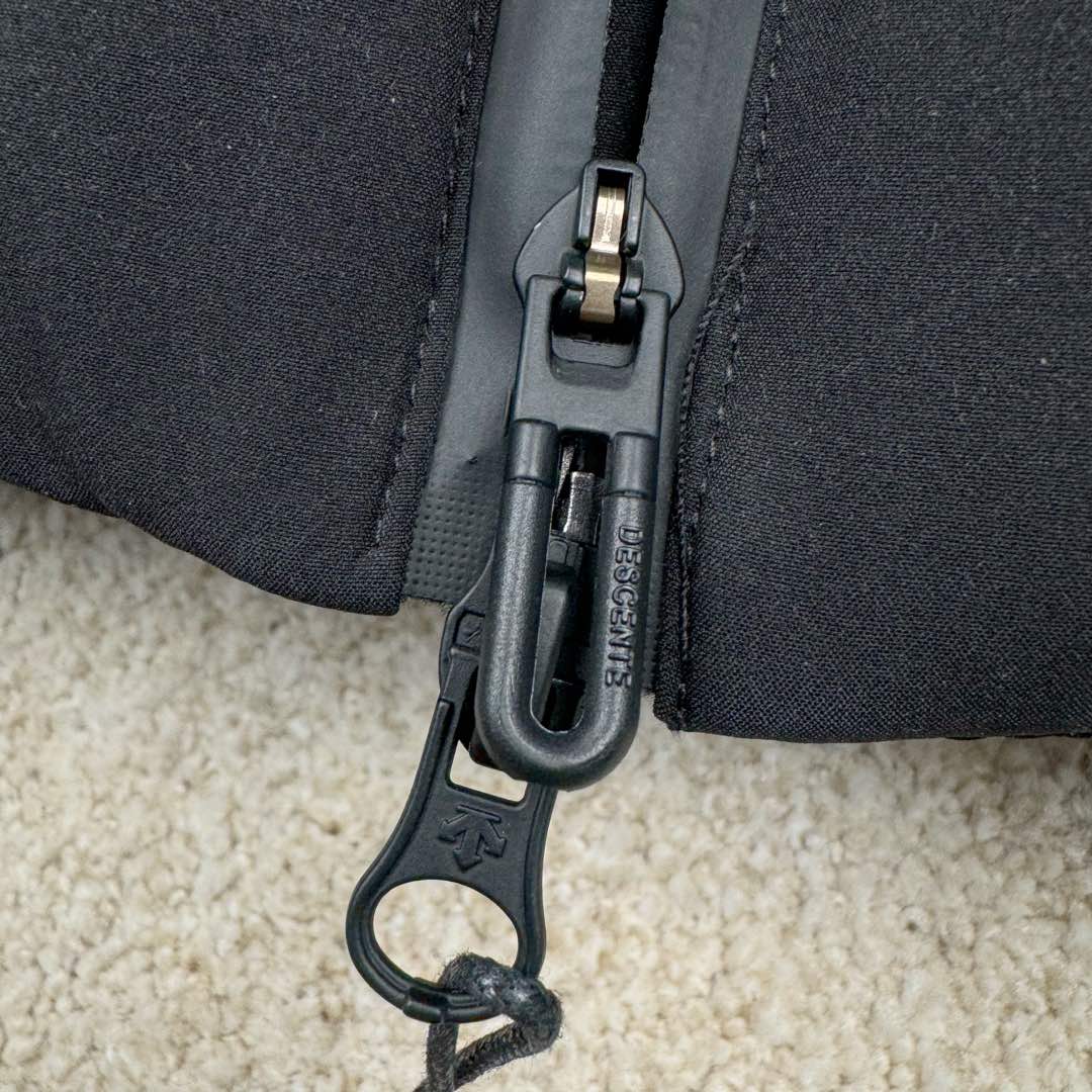 图片[11]-＃TZD DESCENTE SKI STYLE 迪桑特轻量薄款户外绗缝轻薄棉羽绒服 男款 DESCENTE（迪桑特）创立于1935年 品牌名取自法语词汇 意为“滑降” 品牌箭头标识代表滑雪的三种技术“高速直线滑行、穿越和侧滑 也寓意品牌在打造高端专业运动产品中不断追求完美的创新精神 致力于成为中国高端专业滑雪、综训、女子、铁人三项、高尔夫的第一品牌 辛苦一年啦 也该给男人买件像样的衣服啦 尺码：M L XL 2XL 3XL-选品中心