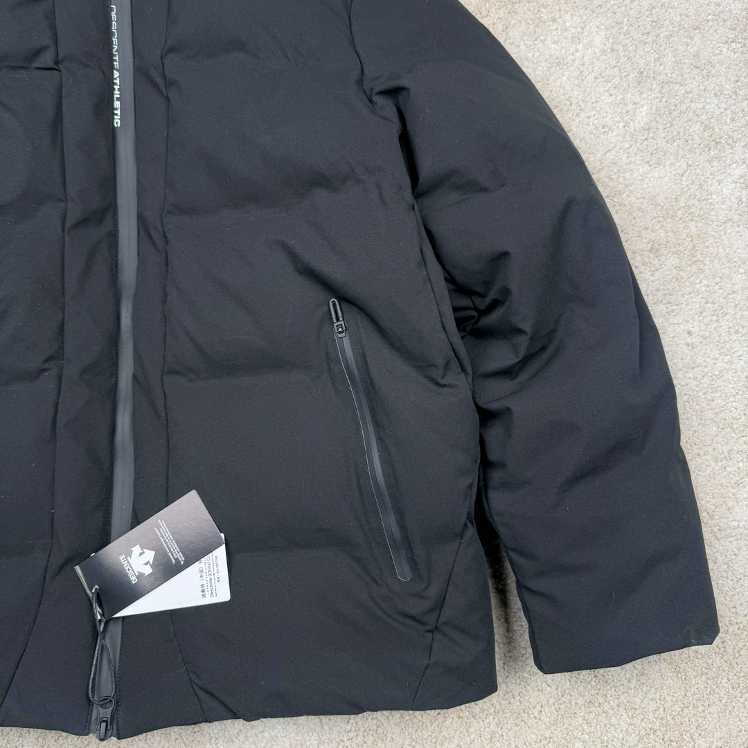 图片[7]-＃TZD DESCENTE SKI STYLE 迪桑特轻量薄款户外绗缝轻薄棉羽绒服 男款 DESCENTE（迪桑特）创立于1935年 品牌名取自法语词汇 意为“滑降” 品牌箭头标识代表滑雪的三种技术“高速直线滑行、穿越和侧滑 也寓意品牌在打造高端专业运动产品中不断追求完美的创新精神 致力于成为中国高端专业滑雪、综训、女子、铁人三项、高尔夫的第一品牌 辛苦一年啦 也该给男人买件像样的衣服啦 尺码：M L XL 2XL 3XL-选品中心