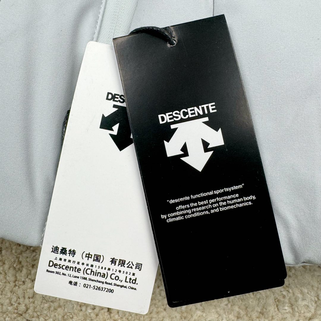 图片[16]-＃TZD DESCENTE SKI STYLE 迪桑特轻量薄款户外绗缝轻薄棉羽绒服 男款 DESCENTE（迪桑特）创立于1935年 品牌名取自法语词汇 意为“滑降” 品牌箭头标识代表滑雪的三种技术“高速直线滑行、穿越和侧滑 也寓意品牌在打造高端专业运动产品中不断追求完美的创新精神 致力于成为中国高端专业滑雪、综训、女子、铁人三项、高尔夫的第一品牌 辛苦一年啦 也该给男人买件像样的衣服啦 尺码：M L XL 2XL 3XL-选品中心