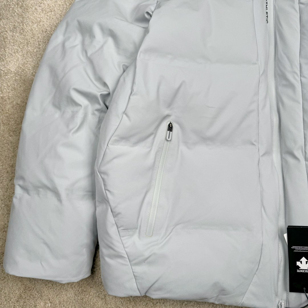 图片[5]-＃TZD DESCENTE SKI STYLE 迪桑特轻量薄款户外绗缝轻薄棉羽绒服 男款 DESCENTE（迪桑特）创立于1935年 品牌名取自法语词汇 意为“滑降” 品牌箭头标识代表滑雪的三种技术“高速直线滑行、穿越和侧滑 也寓意品牌在打造高端专业运动产品中不断追求完美的创新精神 致力于成为中国高端专业滑雪、综训、女子、铁人三项、高尔夫的第一品牌 辛苦一年啦 也该给男人买件像样的衣服啦 尺码：M L XL 2XL 3XL-选品中心