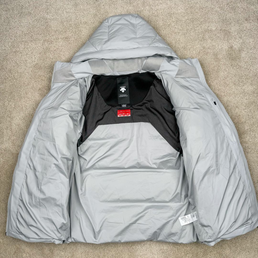 图片[3]-＃TZD DESCENTE SKI STYLE 迪桑特轻量薄款户外绗缝轻薄棉羽绒服 男款 DESCENTE（迪桑特）创立于1935年 品牌名取自法语词汇 意为“滑降” 品牌箭头标识代表滑雪的三种技术“高速直线滑行、穿越和侧滑 也寓意品牌在打造高端专业运动产品中不断追求完美的创新精神 致力于成为中国高端专业滑雪、综训、女子、铁人三项、高尔夫的第一品牌 辛苦一年啦 也该给男人买件像样的衣服啦 尺码：M L XL 2XL 3XL-选品中心