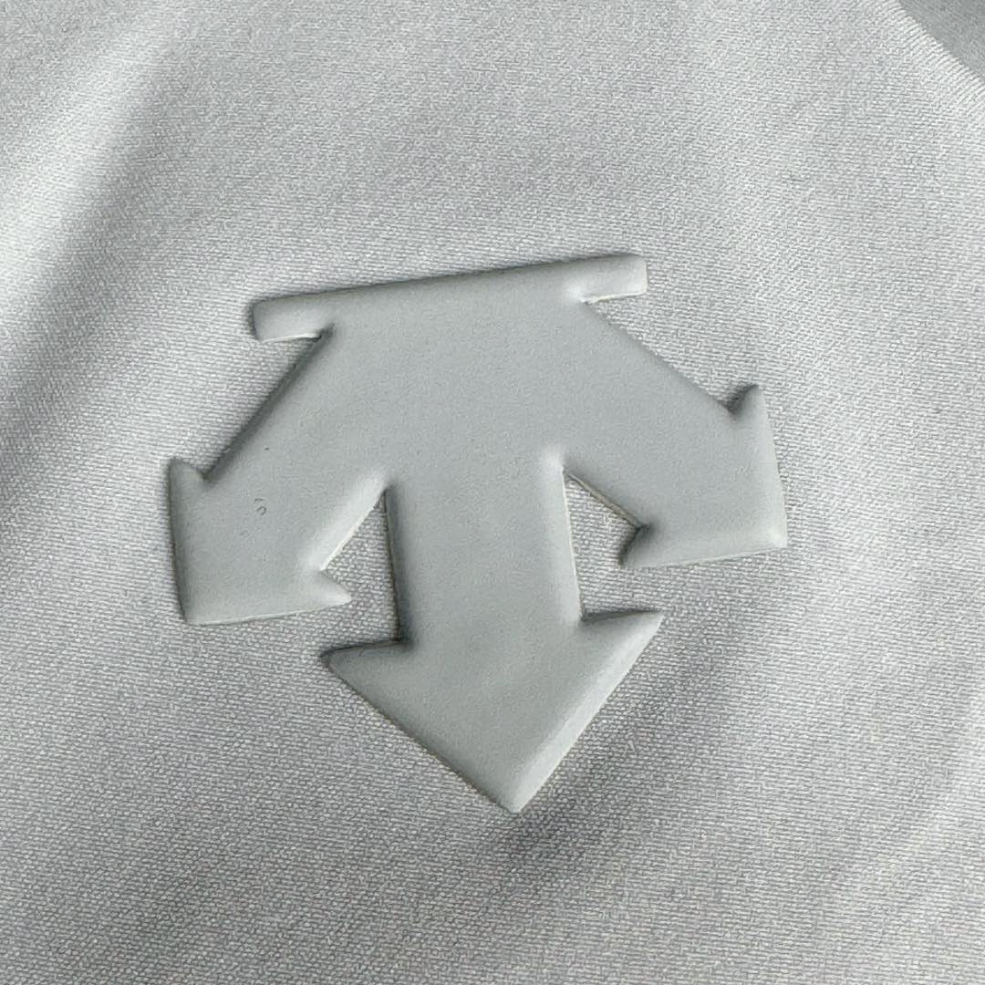 图片[9]-＃TZD DESCENTE SKI STYLE 迪桑特轻量薄款户外绗缝轻薄棉羽绒服 男款 DESCENTE（迪桑特）创立于1935年 品牌名取自法语词汇 意为“滑降” 品牌箭头标识代表滑雪的三种技术“高速直线滑行、穿越和侧滑 也寓意品牌在打造高端专业运动产品中不断追求完美的创新精神 致力于成为中国高端专业滑雪、综训、女子、铁人三项、高尔夫的第一品牌 辛苦一年啦 也该给男人买件像样的衣服啦 尺码：M L XL 2XL 3XL-选品中心