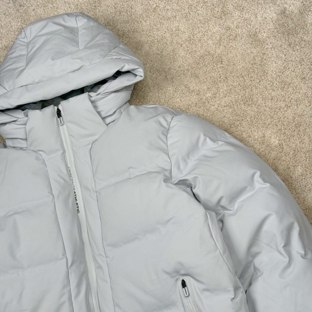 图片[8]-＃TZD DESCENTE SKI STYLE 迪桑特轻量薄款户外绗缝轻薄棉羽绒服 男款 DESCENTE（迪桑特）创立于1935年 品牌名取自法语词汇 意为“滑降” 品牌箭头标识代表滑雪的三种技术“高速直线滑行、穿越和侧滑 也寓意品牌在打造高端专业运动产品中不断追求完美的创新精神 致力于成为中国高端专业滑雪、综训、女子、铁人三项、高尔夫的第一品牌 辛苦一年啦 也该给男人买件像样的衣服啦 尺码：M L XL 2XL 3XL-选品中心