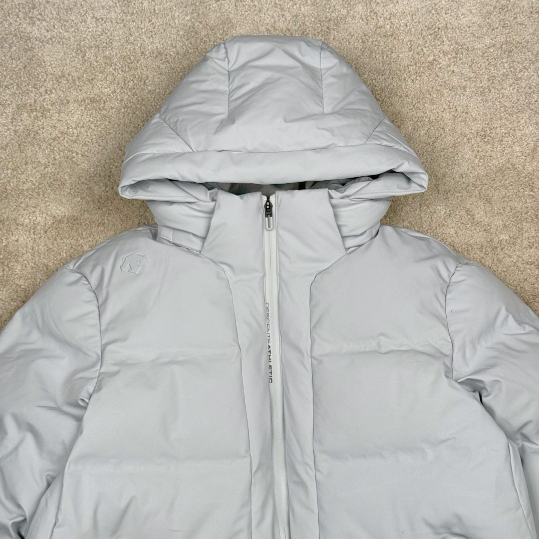 图片[4]-＃TZD DESCENTE SKI STYLE 迪桑特轻量薄款户外绗缝轻薄棉羽绒服 男款 DESCENTE（迪桑特）创立于1935年 品牌名取自法语词汇 意为“滑降” 品牌箭头标识代表滑雪的三种技术“高速直线滑行、穿越和侧滑 也寓意品牌在打造高端专业运动产品中不断追求完美的创新精神 致力于成为中国高端专业滑雪、综训、女子、铁人三项、高尔夫的第一品牌 辛苦一年啦 也该给男人买件像样的衣服啦 尺码：M L XL 2XL 3XL-选品中心