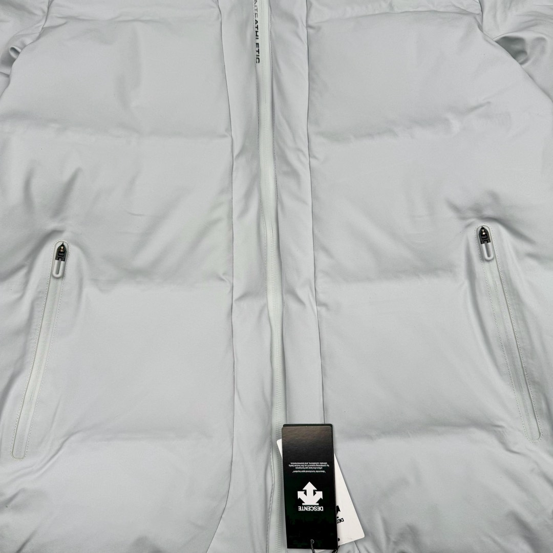 图片[7]-＃TZD DESCENTE SKI STYLE 迪桑特轻量薄款户外绗缝轻薄棉羽绒服 男款 DESCENTE（迪桑特）创立于1935年 品牌名取自法语词汇 意为“滑降” 品牌箭头标识代表滑雪的三种技术“高速直线滑行、穿越和侧滑 也寓意品牌在打造高端专业运动产品中不断追求完美的创新精神 致力于成为中国高端专业滑雪、综训、女子、铁人三项、高尔夫的第一品牌 辛苦一年啦 也该给男人买件像样的衣服啦 尺码：M L XL 2XL 3XL-选品中心