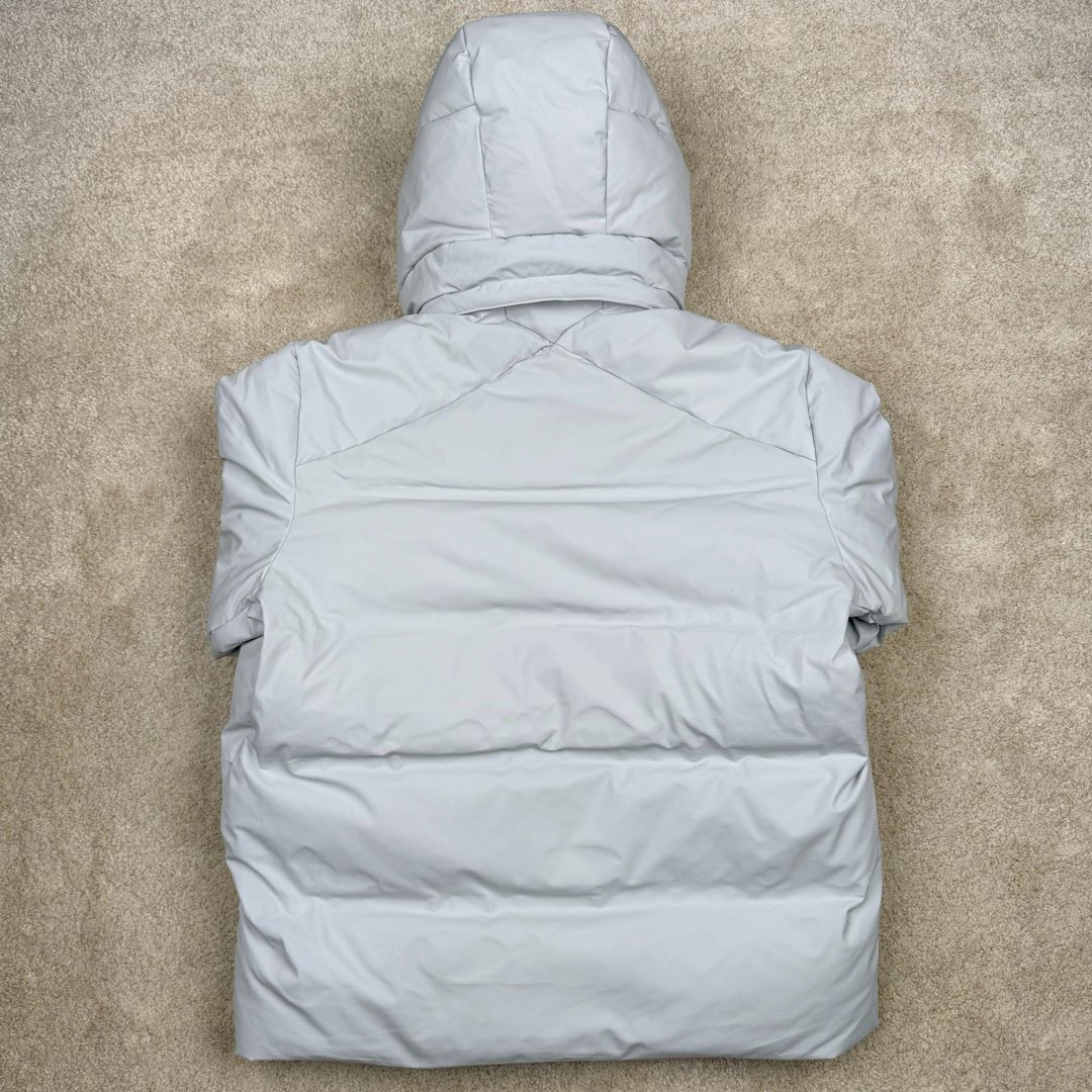 图片[2]-＃TZD DESCENTE SKI STYLE 迪桑特轻量薄款户外绗缝轻薄棉羽绒服 男款 DESCENTE（迪桑特）创立于1935年 品牌名取自法语词汇 意为“滑降” 品牌箭头标识代表滑雪的三种技术“高速直线滑行、穿越和侧滑 也寓意品牌在打造高端专业运动产品中不断追求完美的创新精神 致力于成为中国高端专业滑雪、综训、女子、铁人三项、高尔夫的第一品牌 辛苦一年啦 也该给男人买件像样的衣服啦 尺码：M L XL 2XL 3XL-选品中心