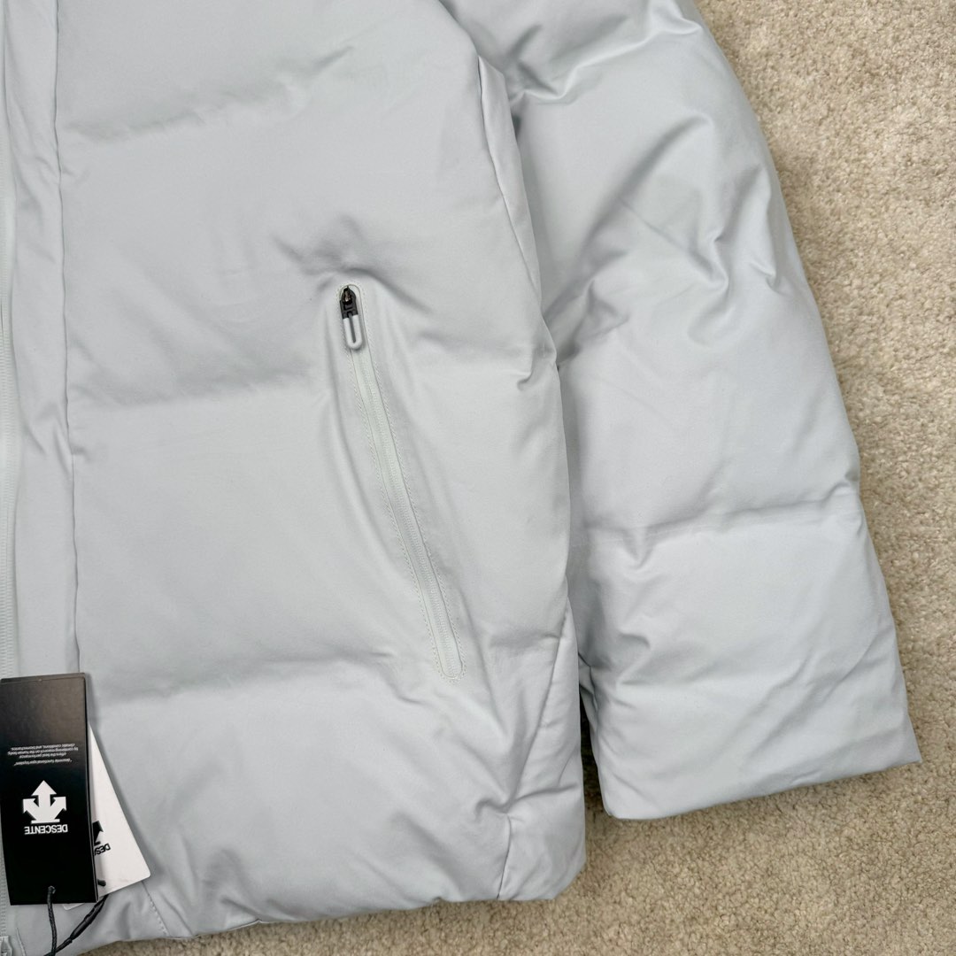 图片[6]-＃TZD DESCENTE SKI STYLE 迪桑特轻量薄款户外绗缝轻薄棉羽绒服 男款 DESCENTE（迪桑特）创立于1935年 品牌名取自法语词汇 意为“滑降” 品牌箭头标识代表滑雪的三种技术“高速直线滑行、穿越和侧滑 也寓意品牌在打造高端专业运动产品中不断追求完美的创新精神 致力于成为中国高端专业滑雪、综训、女子、铁人三项、高尔夫的第一品牌 辛苦一年啦 也该给男人买件像样的衣服啦 尺码：M L XL 2XL 3XL-选品中心