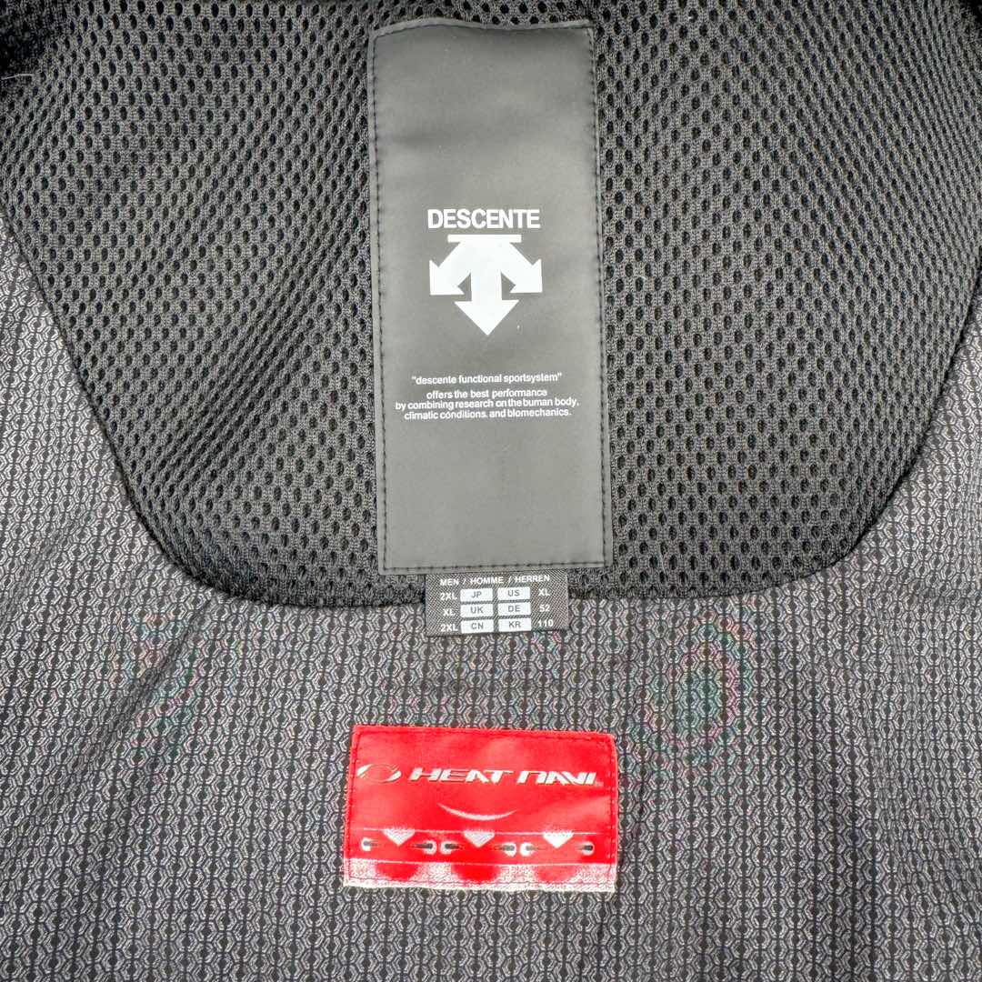 图片[13]-＃TZD DESCENTE SKI STYLE 迪桑特轻量薄款户外绗缝轻薄棉羽绒服 男款 DESCENTE（迪桑特）创立于1935年 品牌名取自法语词汇 意为“滑降” 品牌箭头标识代表滑雪的三种技术“高速直线滑行、穿越和侧滑 也寓意品牌在打造高端专业运动产品中不断追求完美的创新精神 致力于成为中国高端专业滑雪、综训、女子、铁人三项、高尔夫的第一品牌 辛苦一年啦 也该给男人买件像样的衣服啦 尺码：M L XL 2XL 3XL-选品中心