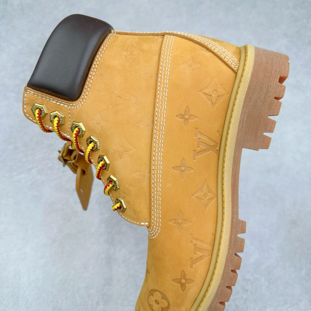 图片[7]-＃纯原 Louis Vuitton x Timberland 6 Inch Leather Ankle Boots LV联名添柏岚系列经典复古户外6英寸休闲工装天伯伦大黄靴 东莞代工品质#内标Timberland LOGO带有紫光防伪标识#升级厚实抽屉礼品鞋盒及全套代购包装说明书防尘布袋物件#原楦原纸版数据开发版型#原厂宝元注射机#四线电脑车线并齐#采用进口Monogram 压纹头层磨砂皮料鞋面材质全部内里搭配真皮革材料!!)#原装一致全磨砂皮领口#六边蜂窝抗疲劳减震PU鞋垫#轻便防滑橡胶发泡组合底 LV x Timberland 及踝靴依托路易威登的精湛匠艺于意大利悉心制作，以 Timberland 的工装风范瞩目亮相 Pharrell Williams 打造的2024 秋冬男装秀场。粒面正绒面皮革和隔热内衬塑造 Timberland 经典设计的放大版本Timberland 外底呈现 Monogram 元素。接缝密封结构升级舒适体验和耐磨性能 Monogram 粒面牛皮革鞋领和合作标识标签丰富细节。粒面正绒面牛皮革 隔热 PimaLoft 内衬 接缝密封结构 圆形织物鞋带 橡胶外底 Monogram 粒面牛皮革鞋领 饰钉和搭扣镂刻路易威登标识 标签、鞋舌和内底点缀路易威登巴黎 x Timberland 标识 侧面 Timberland 标识 鞋底凸纹饰有 Monogram 图案 尺码：女35.5 36 37 38 39 39.5/ 男40 41 42 43 44 45 46（皮鞋码 比运动鞋偏大一码！）-选品中心