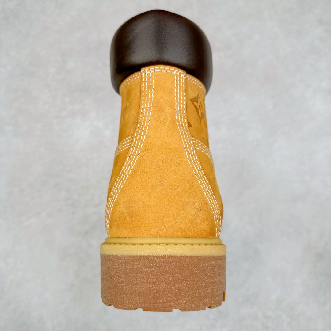 图片[8]-＃纯原 Louis Vuitton x Timberland 6 Inch Leather Ankle Boots LV联名添柏岚系列经典复古户外6英寸休闲工装天伯伦大黄靴 东莞代工品质#内标Timberland LOGO带有紫光防伪标识#升级厚实抽屉礼品鞋盒及全套代购包装说明书防尘布袋物件#原楦原纸版数据开发版型#原厂宝元注射机#四线电脑车线并齐#采用进口Monogram 压纹头层磨砂皮料鞋面材质全部内里搭配真皮革材料!!)#原装一致全磨砂皮领口#六边蜂窝抗疲劳减震PU鞋垫#轻便防滑橡胶发泡组合底 LV x Timberland 及踝靴依托路易威登的精湛匠艺于意大利悉心制作，以 Timberland 的工装风范瞩目亮相 Pharrell Williams 打造的2024 秋冬男装秀场。粒面正绒面皮革和隔热内衬塑造 Timberland 经典设计的放大版本Timberland 外底呈现 Monogram 元素。接缝密封结构升级舒适体验和耐磨性能 Monogram 粒面牛皮革鞋领和合作标识标签丰富细节。粒面正绒面牛皮革 隔热 PimaLoft 内衬 接缝密封结构 圆形织物鞋带 橡胶外底 Monogram 粒面牛皮革鞋领 饰钉和搭扣镂刻路易威登标识 标签、鞋舌和内底点缀路易威登巴黎 x Timberland 标识 侧面 Timberland 标识 鞋底凸纹饰有 Monogram 图案 尺码：女35.5 36 37 38 39 39.5/ 男40 41 42 43 44 45 46（皮鞋码 比运动鞋偏大一码！）-选品中心