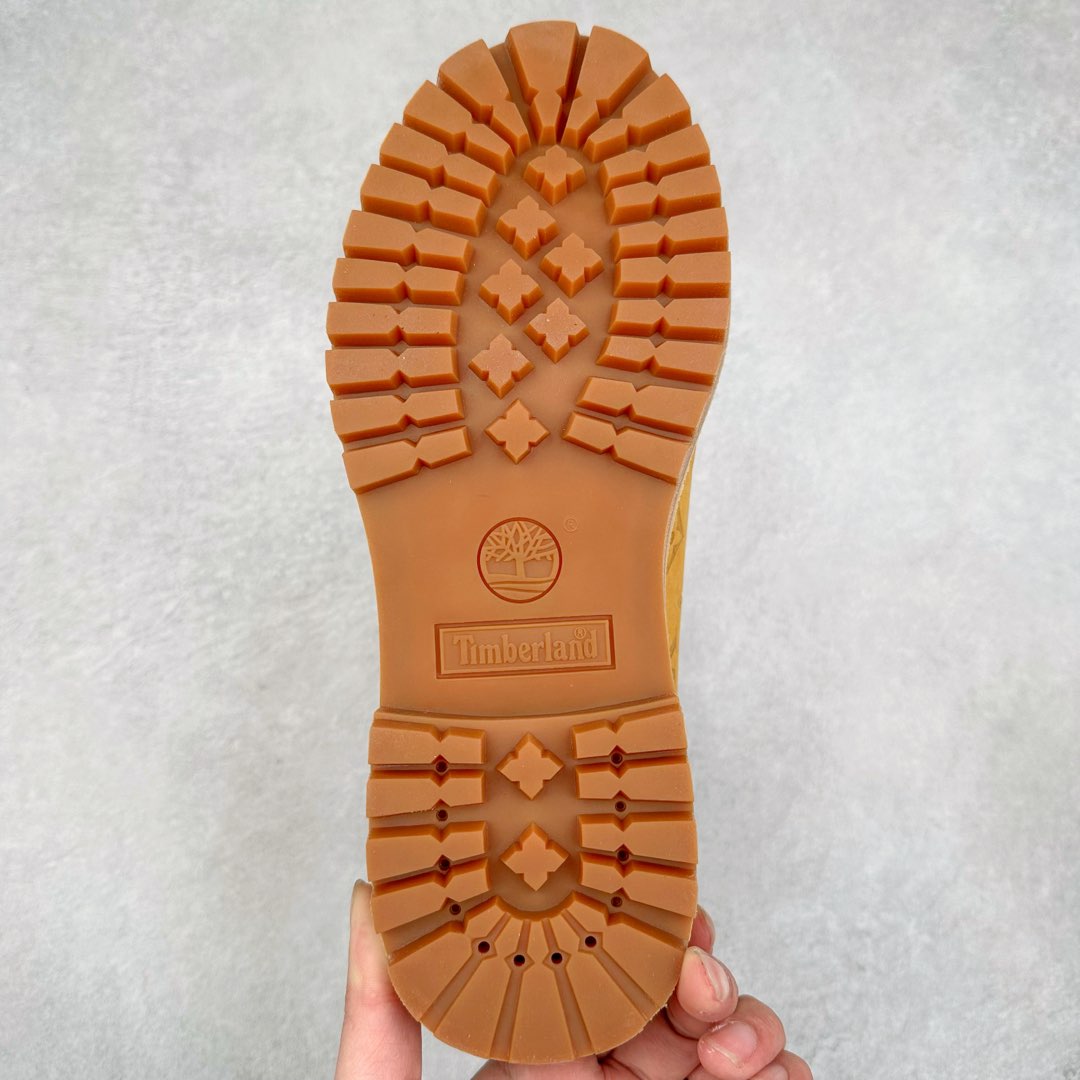 图片[9]-＃纯原 Louis Vuitton x Timberland 6 Inch Leather Ankle Boots LV联名添柏岚系列经典复古户外6英寸休闲工装天伯伦大黄靴 东莞代工品质#内标Timberland LOGO带有紫光防伪标识#升级厚实抽屉礼品鞋盒及全套代购包装说明书防尘布袋物件#原楦原纸版数据开发版型#原厂宝元注射机#四线电脑车线并齐#采用进口Monogram 压纹头层磨砂皮料鞋面材质全部内里搭配真皮革材料!!)#原装一致全磨砂皮领口#六边蜂窝抗疲劳减震PU鞋垫#轻便防滑橡胶发泡组合底 LV x Timberland 及踝靴依托路易威登的精湛匠艺于意大利悉心制作，以 Timberland 的工装风范瞩目亮相 Pharrell Williams 打造的2024 秋冬男装秀场。粒面正绒面皮革和隔热内衬塑造 Timberland 经典设计的放大版本Timberland 外底呈现 Monogram 元素。接缝密封结构升级舒适体验和耐磨性能 Monogram 粒面牛皮革鞋领和合作标识标签丰富细节。粒面正绒面牛皮革 隔热 PimaLoft 内衬 接缝密封结构 圆形织物鞋带 橡胶外底 Monogram 粒面牛皮革鞋领 饰钉和搭扣镂刻路易威登标识 标签、鞋舌和内底点缀路易威登巴黎 x Timberland 标识 侧面 Timberland 标识 鞋底凸纹饰有 Monogram 图案 尺码：女35.5 36 37 38 39 39.5/ 男40 41 42 43 44 45 46（皮鞋码 比运动鞋偏大一码！）-选品中心
