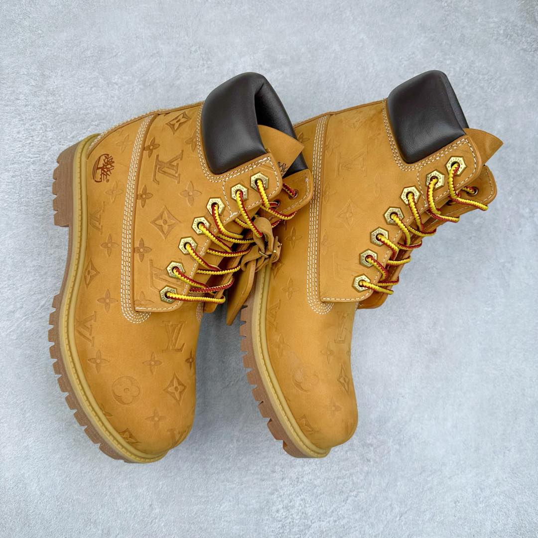 图片[3]-＃纯原 Louis Vuitton x Timberland 6 Inch Leather Ankle Boots LV联名添柏岚系列经典复古户外6英寸休闲工装天伯伦大黄靴 东莞代工品质#内标Timberland LOGO带有紫光防伪标识#升级厚实抽屉礼品鞋盒及全套代购包装说明书防尘布袋物件#原楦原纸版数据开发版型#原厂宝元注射机#四线电脑车线并齐#采用进口Monogram 压纹头层磨砂皮料鞋面材质全部内里搭配真皮革材料!!)#原装一致全磨砂皮领口#六边蜂窝抗疲劳减震PU鞋垫#轻便防滑橡胶发泡组合底 LV x Timberland 及踝靴依托路易威登的精湛匠艺于意大利悉心制作，以 Timberland 的工装风范瞩目亮相 Pharrell Williams 打造的2024 秋冬男装秀场。粒面正绒面皮革和隔热内衬塑造 Timberland 经典设计的放大版本Timberland 外底呈现 Monogram 元素。接缝密封结构升级舒适体验和耐磨性能 Monogram 粒面牛皮革鞋领和合作标识标签丰富细节。粒面正绒面牛皮革 隔热 PimaLoft 内衬 接缝密封结构 圆形织物鞋带 橡胶外底 Monogram 粒面牛皮革鞋领 饰钉和搭扣镂刻路易威登标识 标签、鞋舌和内底点缀路易威登巴黎 x Timberland 标识 侧面 Timberland 标识 鞋底凸纹饰有 Monogram 图案 尺码：女35.5 36 37 38 39 39.5/ 男40 41 42 43 44 45 46（皮鞋码 比运动鞋偏大一码！）-选品中心