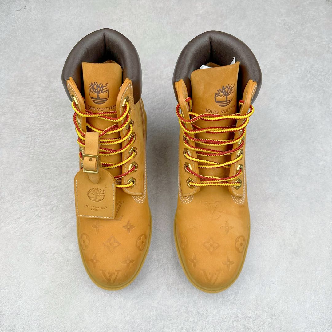 图片[2]-＃纯原 Louis Vuitton x Timberland 6 Inch Leather Ankle Boots LV联名添柏岚系列经典复古户外6英寸休闲工装天伯伦大黄靴 东莞代工品质#内标Timberland LOGO带有紫光防伪标识#升级厚实抽屉礼品鞋盒及全套代购包装说明书防尘布袋物件#原楦原纸版数据开发版型#原厂宝元注射机#四线电脑车线并齐#采用进口Monogram 压纹头层磨砂皮料鞋面材质全部内里搭配真皮革材料!!)#原装一致全磨砂皮领口#六边蜂窝抗疲劳减震PU鞋垫#轻便防滑橡胶发泡组合底 LV x Timberland 及踝靴依托路易威登的精湛匠艺于意大利悉心制作，以 Timberland 的工装风范瞩目亮相 Pharrell Williams 打造的2024 秋冬男装秀场。粒面正绒面皮革和隔热内衬塑造 Timberland 经典设计的放大版本Timberland 外底呈现 Monogram 元素。接缝密封结构升级舒适体验和耐磨性能 Monogram 粒面牛皮革鞋领和合作标识标签丰富细节。粒面正绒面牛皮革 隔热 PimaLoft 内衬 接缝密封结构 圆形织物鞋带 橡胶外底 Monogram 粒面牛皮革鞋领 饰钉和搭扣镂刻路易威登标识 标签、鞋舌和内底点缀路易威登巴黎 x Timberland 标识 侧面 Timberland 标识 鞋底凸纹饰有 Monogram 图案 尺码：女35.5 36 37 38 39 39.5/ 男40 41 42 43 44 45 46（皮鞋码 比运动鞋偏大一码！）-选品中心