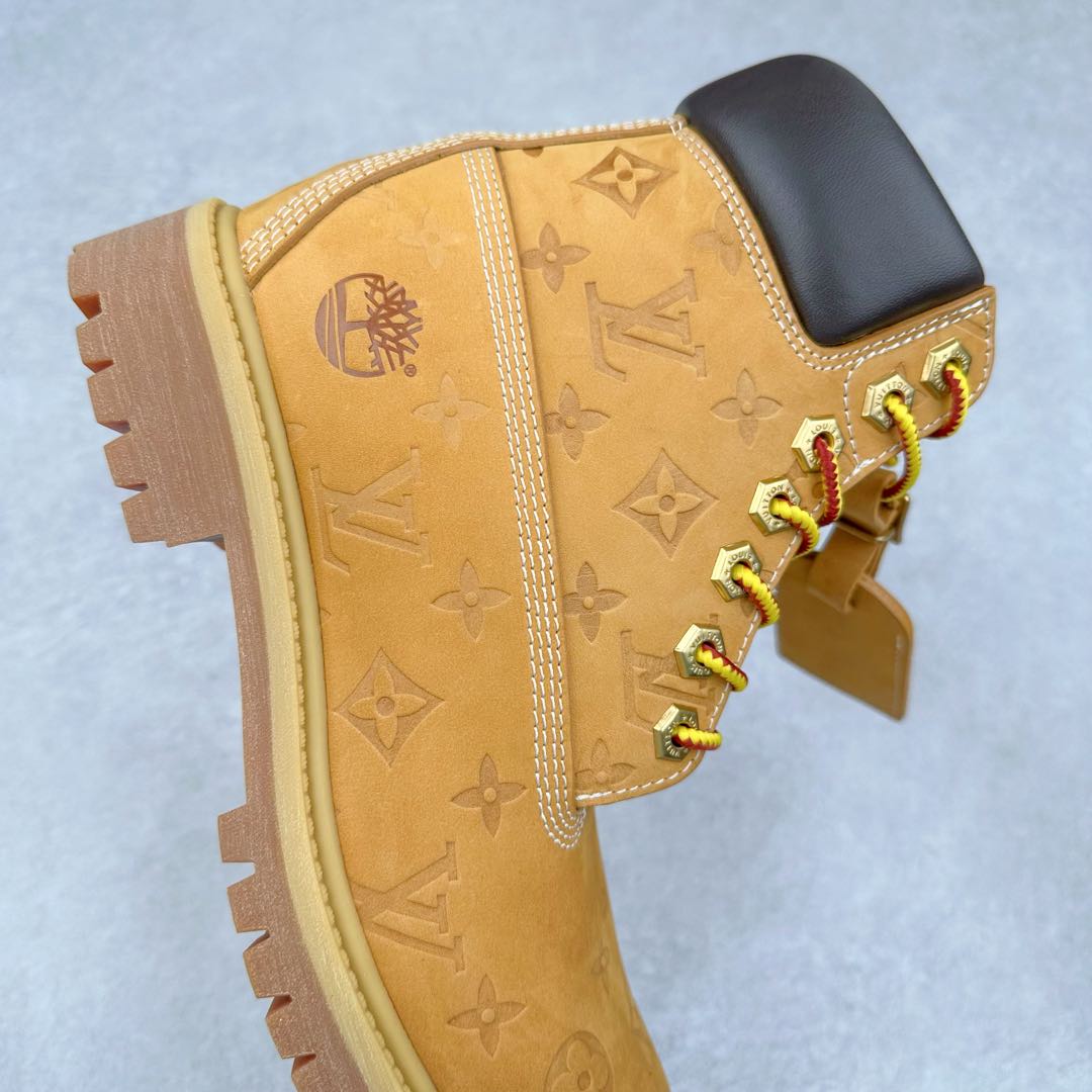图片[6]-＃纯原 Louis Vuitton x Timberland 6 Inch Leather Ankle Boots LV联名添柏岚系列经典复古户外6英寸休闲工装天伯伦大黄靴 东莞代工品质#内标Timberland LOGO带有紫光防伪标识#升级厚实抽屉礼品鞋盒及全套代购包装说明书防尘布袋物件#原楦原纸版数据开发版型#原厂宝元注射机#四线电脑车线并齐#采用进口Monogram 压纹头层磨砂皮料鞋面材质全部内里搭配真皮革材料!!)#原装一致全磨砂皮领口#六边蜂窝抗疲劳减震PU鞋垫#轻便防滑橡胶发泡组合底 LV x Timberland 及踝靴依托路易威登的精湛匠艺于意大利悉心制作，以 Timberland 的工装风范瞩目亮相 Pharrell Williams 打造的2024 秋冬男装秀场。粒面正绒面皮革和隔热内衬塑造 Timberland 经典设计的放大版本Timberland 外底呈现 Monogram 元素。接缝密封结构升级舒适体验和耐磨性能 Monogram 粒面牛皮革鞋领和合作标识标签丰富细节。粒面正绒面牛皮革 隔热 PimaLoft 内衬 接缝密封结构 圆形织物鞋带 橡胶外底 Monogram 粒面牛皮革鞋领 饰钉和搭扣镂刻路易威登标识 标签、鞋舌和内底点缀路易威登巴黎 x Timberland 标识 侧面 Timberland 标识 鞋底凸纹饰有 Monogram 图案 尺码：女35.5 36 37 38 39 39.5/ 男40 41 42 43 44 45 46（皮鞋码 比运动鞋偏大一码！）-选品中心