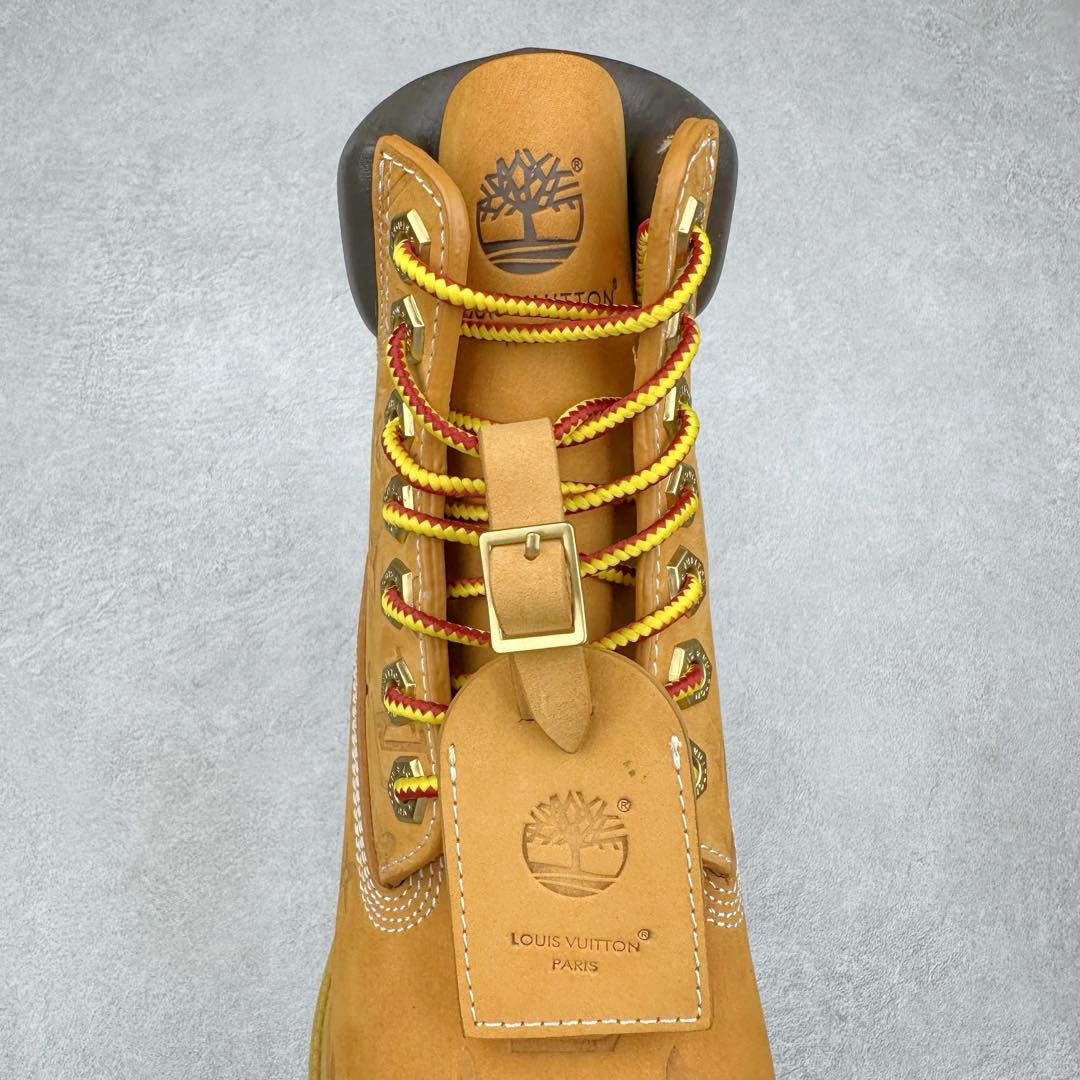 图片[5]-＃纯原 Louis Vuitton x Timberland 6 Inch Leather Ankle Boots LV联名添柏岚系列经典复古户外6英寸休闲工装天伯伦大黄靴 东莞代工品质#内标Timberland LOGO带有紫光防伪标识#升级厚实抽屉礼品鞋盒及全套代购包装说明书防尘布袋物件#原楦原纸版数据开发版型#原厂宝元注射机#四线电脑车线并齐#采用进口Monogram 压纹头层磨砂皮料鞋面材质全部内里搭配真皮革材料!!)#原装一致全磨砂皮领口#六边蜂窝抗疲劳减震PU鞋垫#轻便防滑橡胶发泡组合底 LV x Timberland 及踝靴依托路易威登的精湛匠艺于意大利悉心制作，以 Timberland 的工装风范瞩目亮相 Pharrell Williams 打造的2024 秋冬男装秀场。粒面正绒面皮革和隔热内衬塑造 Timberland 经典设计的放大版本Timberland 外底呈现 Monogram 元素。接缝密封结构升级舒适体验和耐磨性能 Monogram 粒面牛皮革鞋领和合作标识标签丰富细节。粒面正绒面牛皮革 隔热 PimaLoft 内衬 接缝密封结构 圆形织物鞋带 橡胶外底 Monogram 粒面牛皮革鞋领 饰钉和搭扣镂刻路易威登标识 标签、鞋舌和内底点缀路易威登巴黎 x Timberland 标识 侧面 Timberland 标识 鞋底凸纹饰有 Monogram 图案 尺码：女35.5 36 37 38 39 39.5/ 男40 41 42 43 44 45 46（皮鞋码 比运动鞋偏大一码！）-选品中心