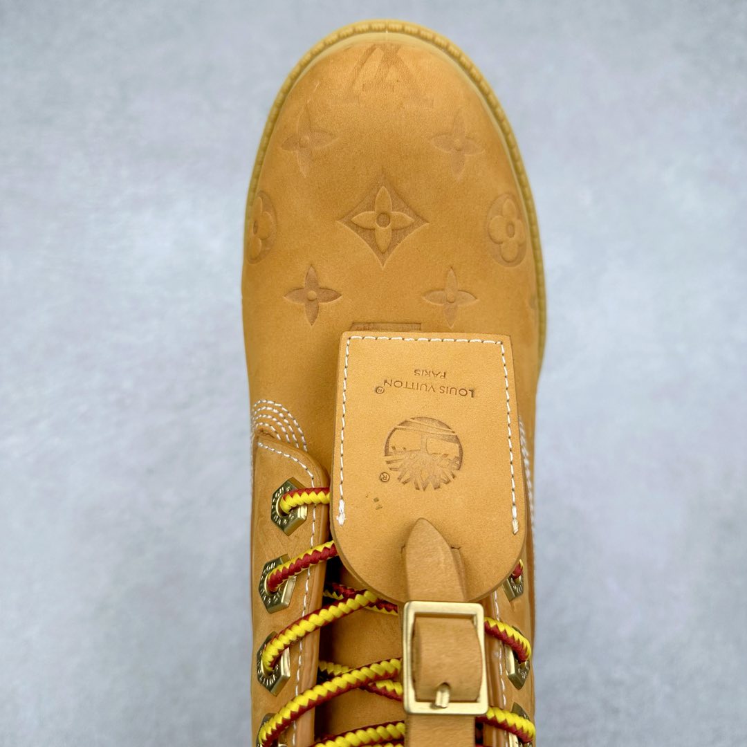 图片[4]-＃纯原 Louis Vuitton x Timberland 6 Inch Leather Ankle Boots LV联名添柏岚系列经典复古户外6英寸休闲工装天伯伦大黄靴 东莞代工品质#内标Timberland LOGO带有紫光防伪标识#升级厚实抽屉礼品鞋盒及全套代购包装说明书防尘布袋物件#原楦原纸版数据开发版型#原厂宝元注射机#四线电脑车线并齐#采用进口Monogram 压纹头层磨砂皮料鞋面材质全部内里搭配真皮革材料!!)#原装一致全磨砂皮领口#六边蜂窝抗疲劳减震PU鞋垫#轻便防滑橡胶发泡组合底 LV x Timberland 及踝靴依托路易威登的精湛匠艺于意大利悉心制作，以 Timberland 的工装风范瞩目亮相 Pharrell Williams 打造的2024 秋冬男装秀场。粒面正绒面皮革和隔热内衬塑造 Timberland 经典设计的放大版本Timberland 外底呈现 Monogram 元素。接缝密封结构升级舒适体验和耐磨性能 Monogram 粒面牛皮革鞋领和合作标识标签丰富细节。粒面正绒面牛皮革 隔热 PimaLoft 内衬 接缝密封结构 圆形织物鞋带 橡胶外底 Monogram 粒面牛皮革鞋领 饰钉和搭扣镂刻路易威登标识 标签、鞋舌和内底点缀路易威登巴黎 x Timberland 标识 侧面 Timberland 标识 鞋底凸纹饰有 Monogram 图案 尺码：女35.5 36 37 38 39 39.5/ 男40 41 42 43 44 45 46（皮鞋码 比运动鞋偏大一码！）-选品中心