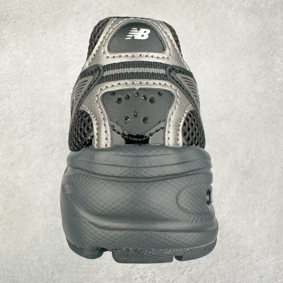 图片[8]-New Balance 推出了全新鞋款。这次复刻的 U509 是基于他们经典档案中的 509 跑鞋，赋予其全新的现代设计。虽然保留了原有的轮廓，但也根据当下潮流做了升级调整。相比之前的 509，新款 U509 的轮廓变得更加利落，侧面的皮革细节也增强了运动感。此外，鞋面采用了更大孔的网眼材质，让整体设计看起来更加潮流、时尚。-选品中心